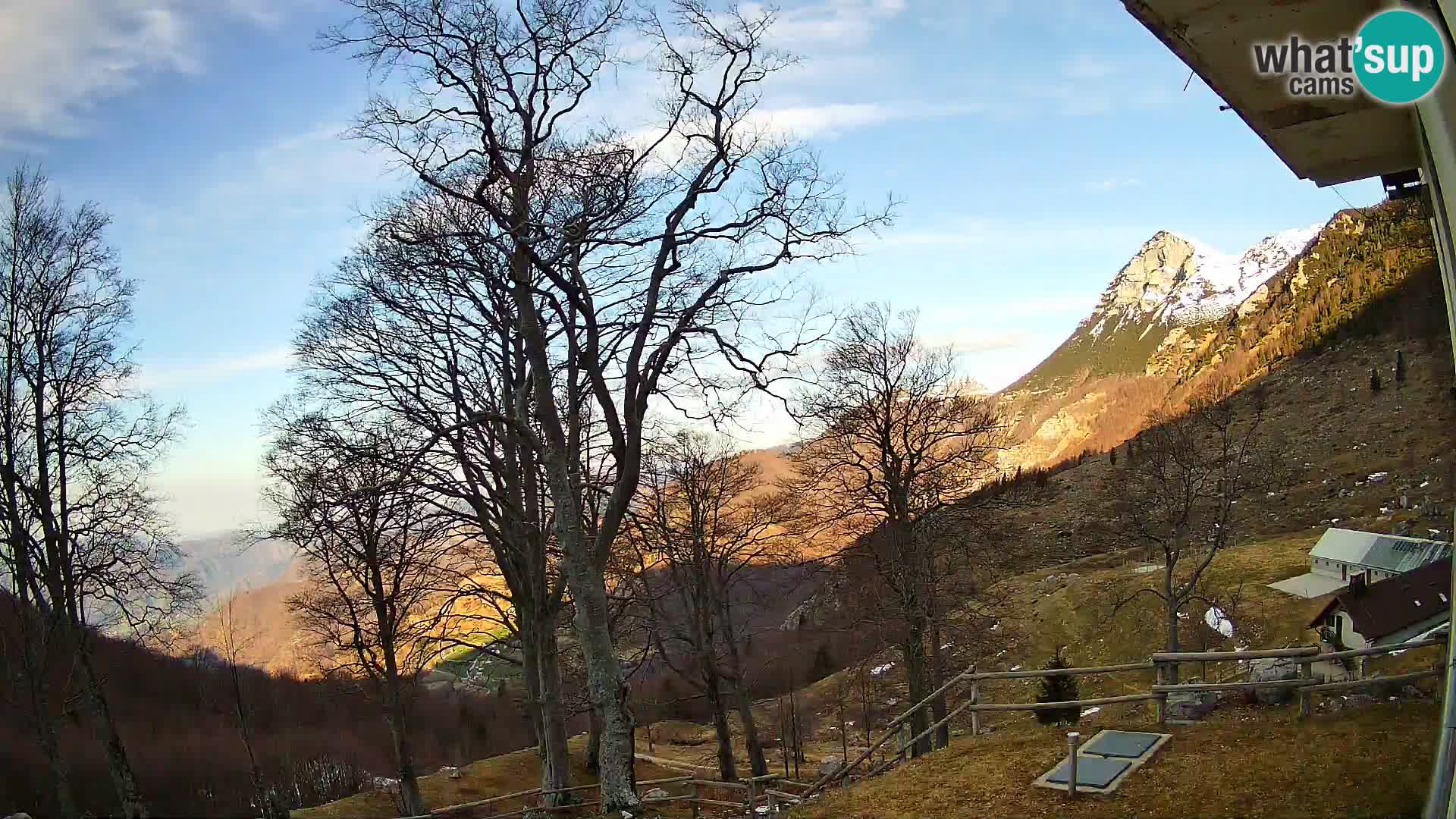 Cámara en vivo de la cabaña de montaña Planina Razor (1315) | vista hacia Tolminski Migovec