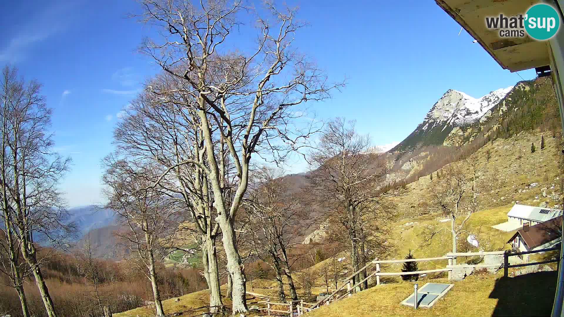 Koča na Planini Razor spletna kamera (1315) | Pogled na Tolminski Migovec