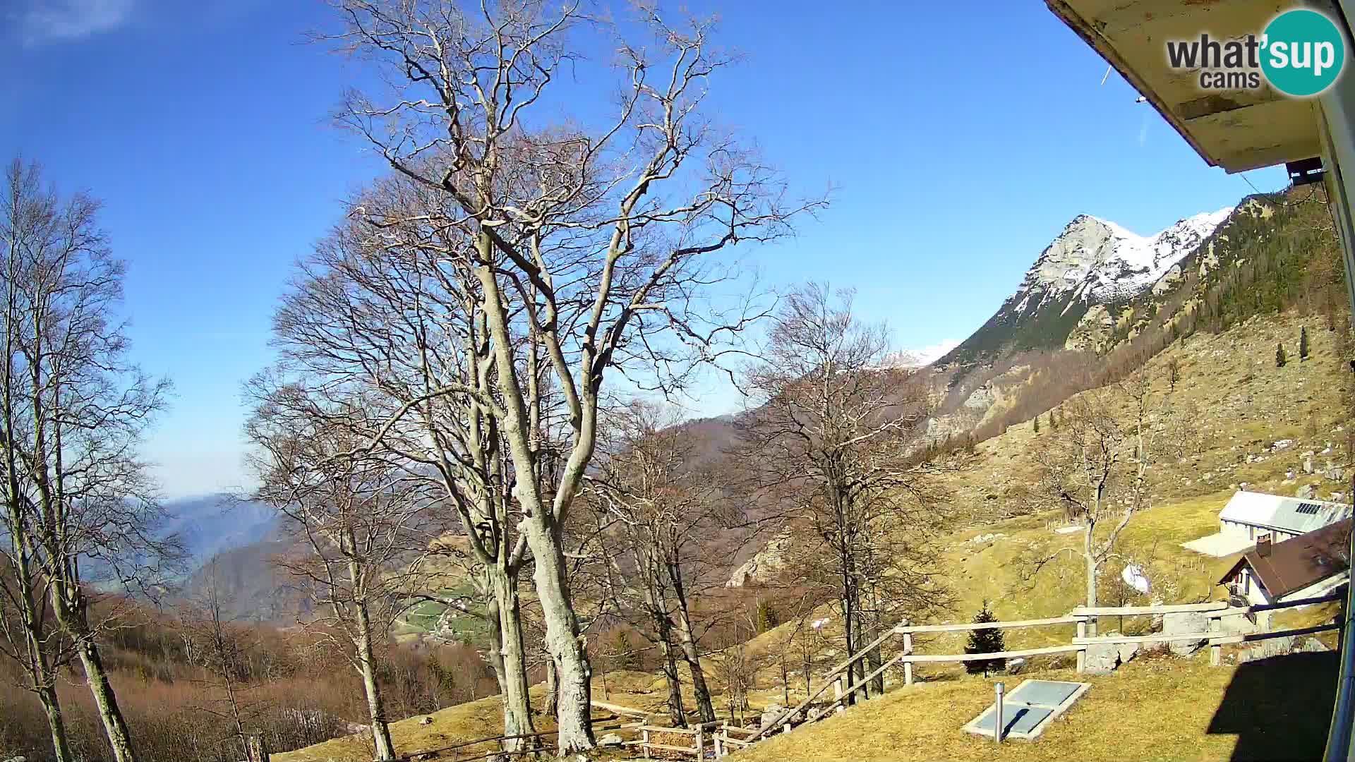 Cámara en vivo de la cabaña de montaña Planina Razor (1315) | vista hacia Tolminski Migovec