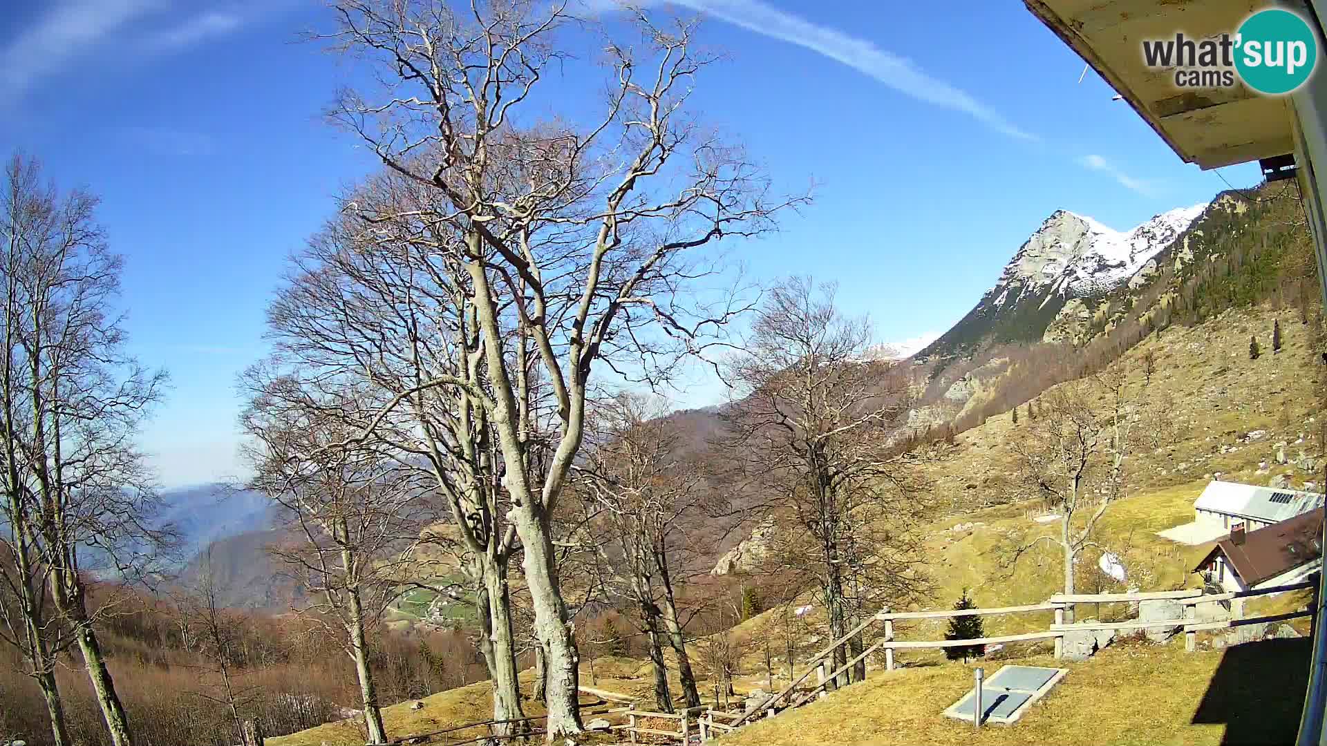 Koča na Planini Razor spletna kamera (1315) | Pogled na Tolminski Migovec