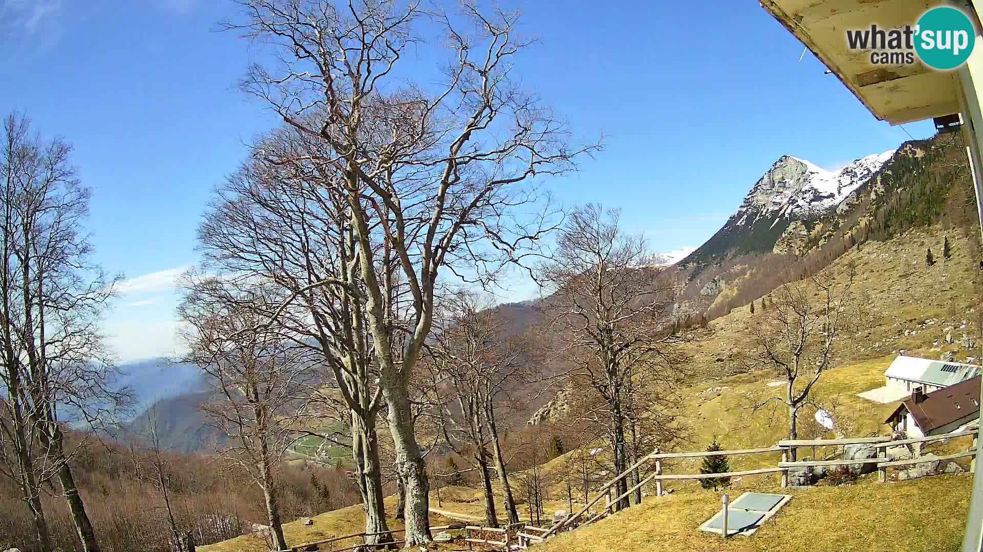 Cámara en vivo de la cabaña de montaña Planina Razor (1315) | vista hacia Tolminski Migovec