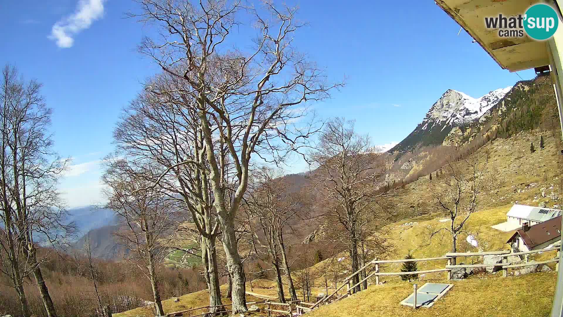Cámara en vivo de la cabaña de montaña Planina Razor (1315) | vista hacia Tolminski Migovec