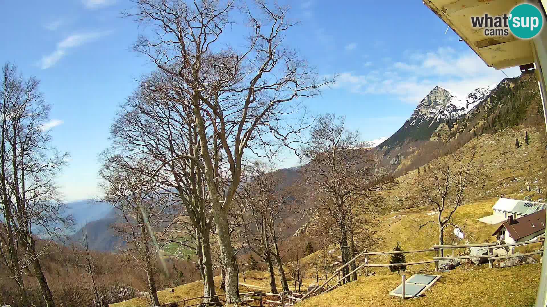 Koča na Planini Razor spletna kamera (1315) | Pogled na Tolminski Migovec