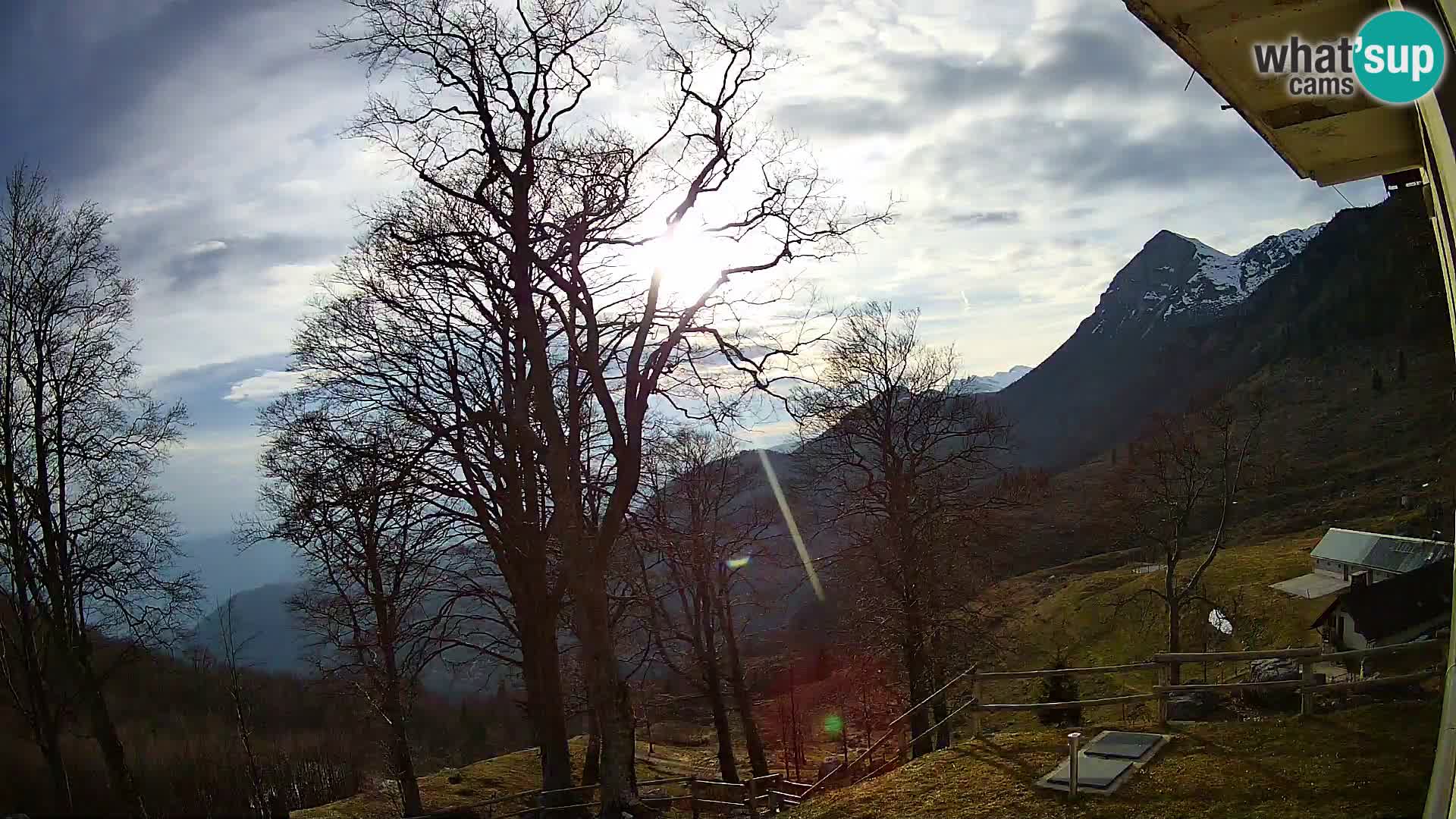 Cámara en vivo de la cabaña de montaña Planina Razor (1315) | vista hacia Tolminski Migovec