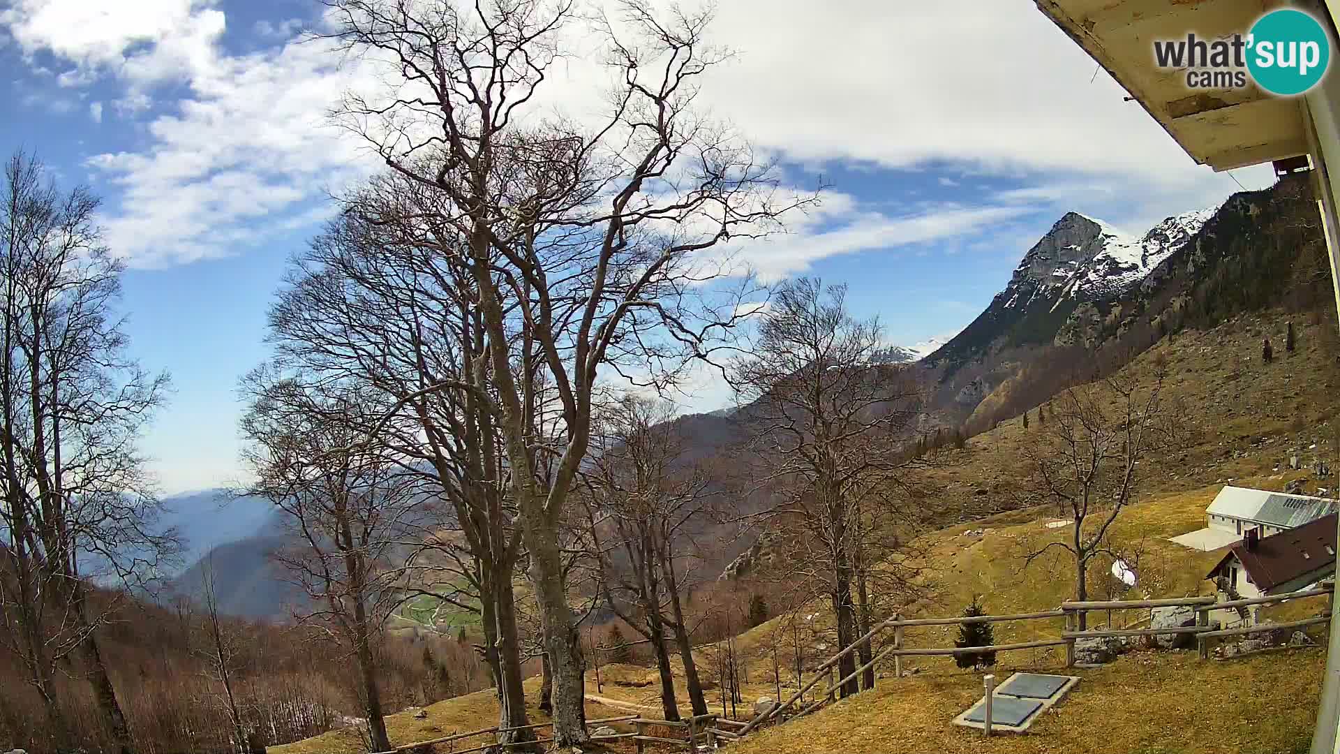 Cámara en vivo de la cabaña de montaña Planina Razor (1315) | vista hacia Tolminski Migovec