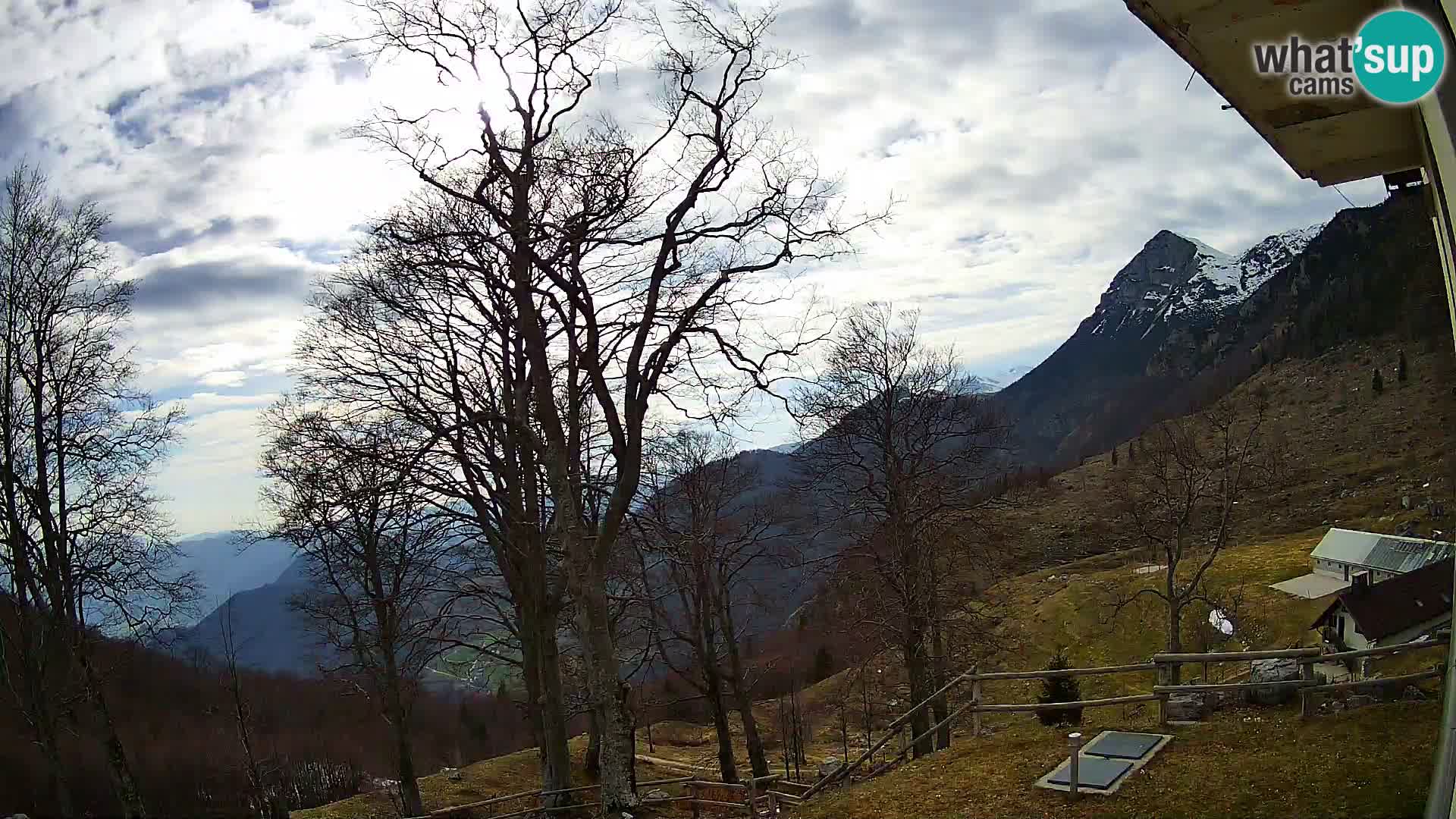 Koča na Planini Razor spletna kamera (1315) | Pogled na Tolminski Migovec