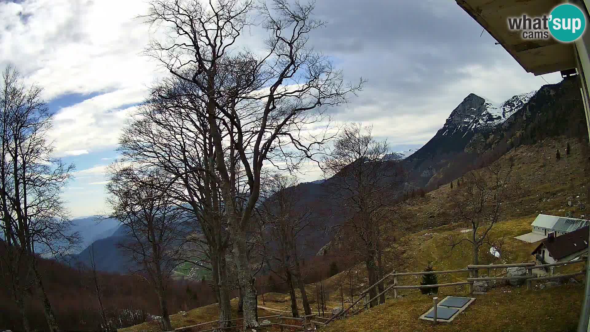 Cámara en vivo de la cabaña de montaña Planina Razor (1315) | vista hacia Tolminski Migovec