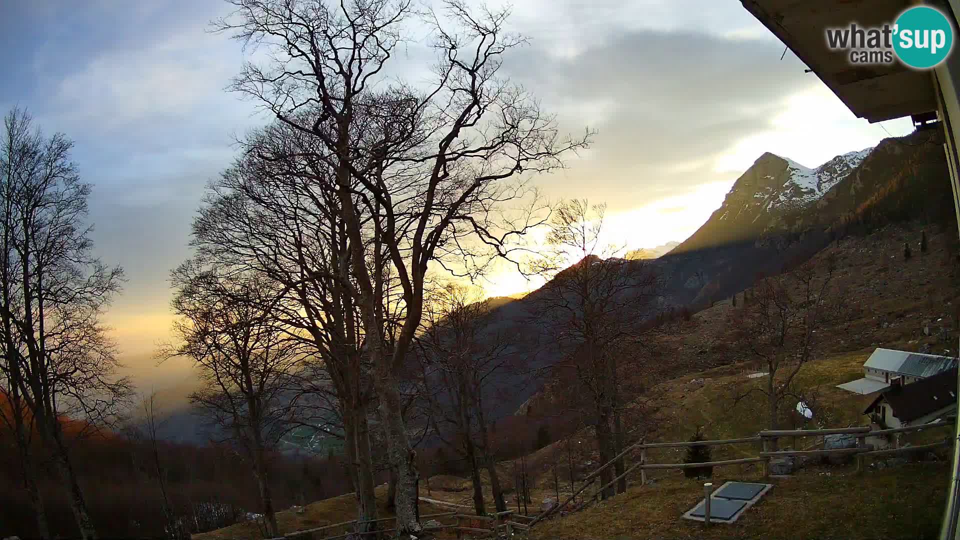 Planina Razor Bergütte Webcam (1315) | Blick auf Tolminski Migovec