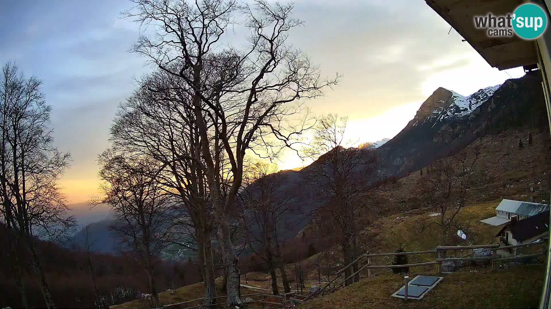 Cámara en vivo de la cabaña de montaña Planina Razor (1315) | vista hacia Tolminski Migovec
