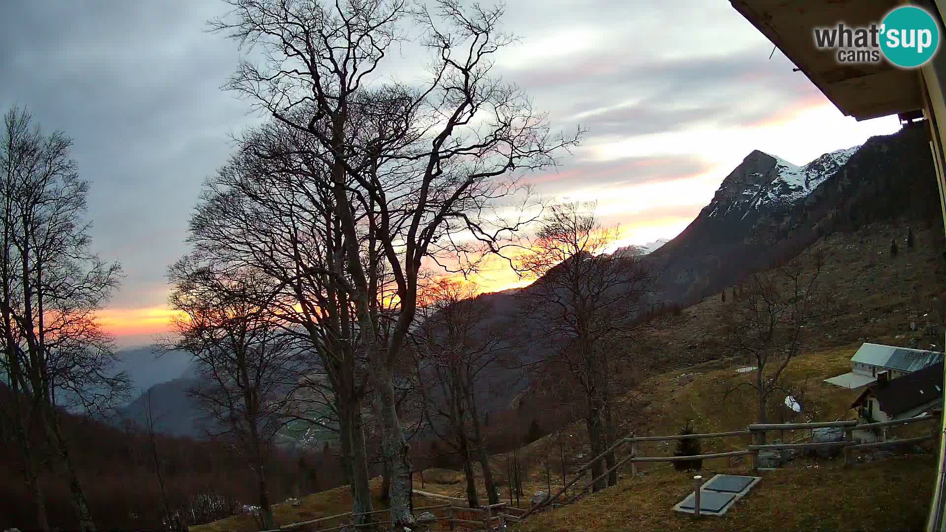 Cámara en vivo de la cabaña de montaña Planina Razor (1315) | vista hacia Tolminski Migovec