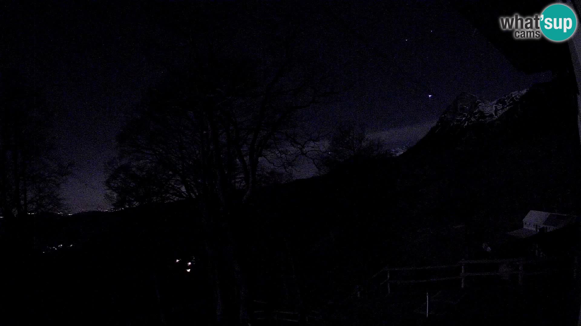 Cámara en vivo de la cabaña de montaña Planina Razor (1315) | vista hacia Tolminski Migovec
