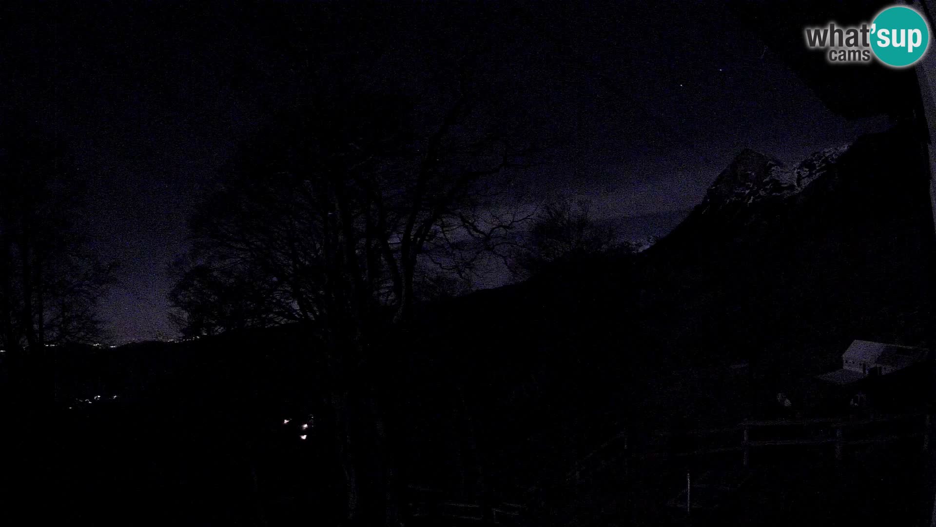 Cámara en vivo de la cabaña de montaña Planina Razor (1315) | vista hacia Tolminski Migovec