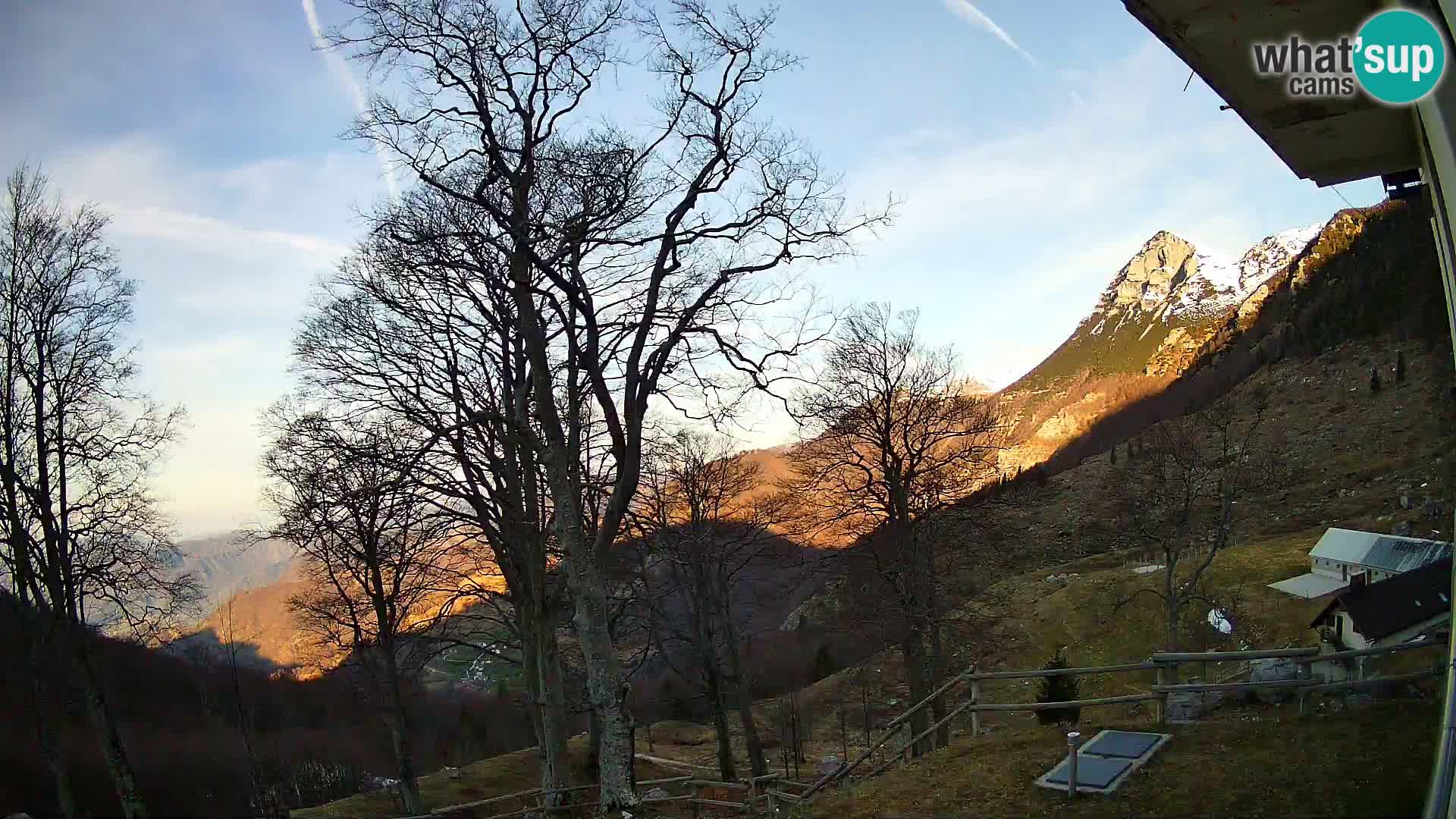 Cámara en vivo de la cabaña de montaña Planina Razor (1315) | vista hacia Tolminski Migovec