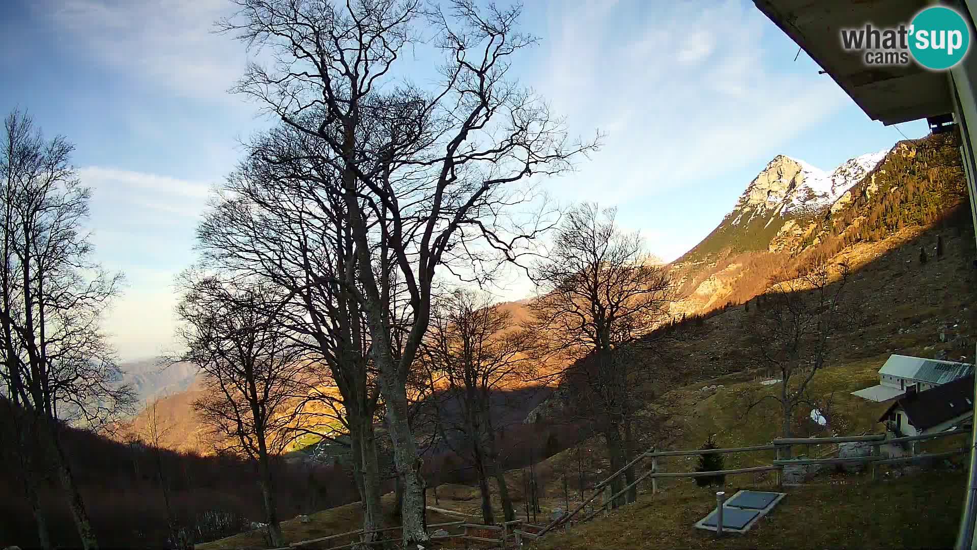 Cámara en vivo de la cabaña de montaña Planina Razor (1315) | vista hacia Tolminski Migovec