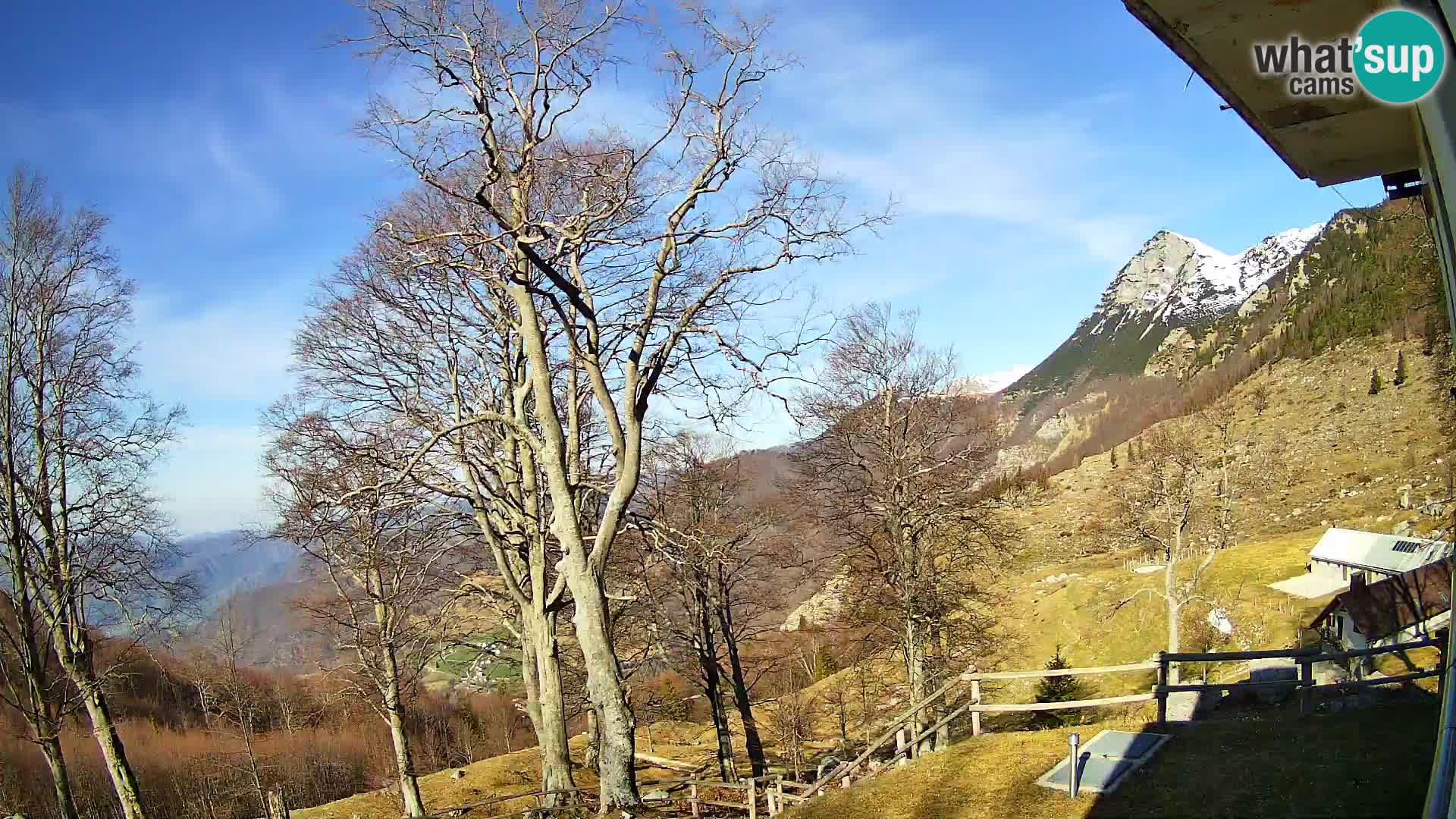 Koča na Planini Razor spletna kamera (1315) | Pogled na Tolminski Migovec