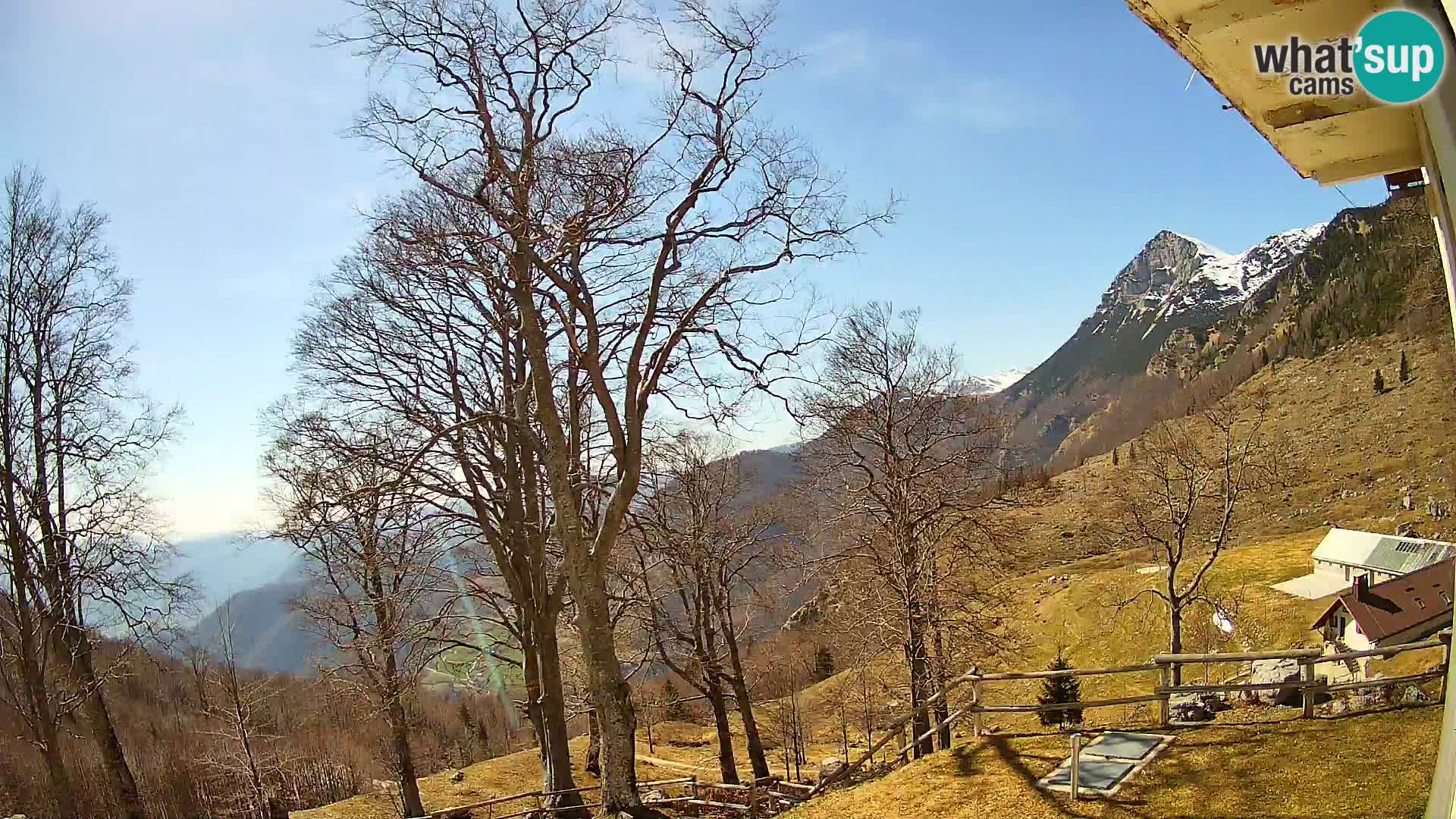 Cámara en vivo de la cabaña de montaña Planina Razor (1315) | vista hacia Tolminski Migovec