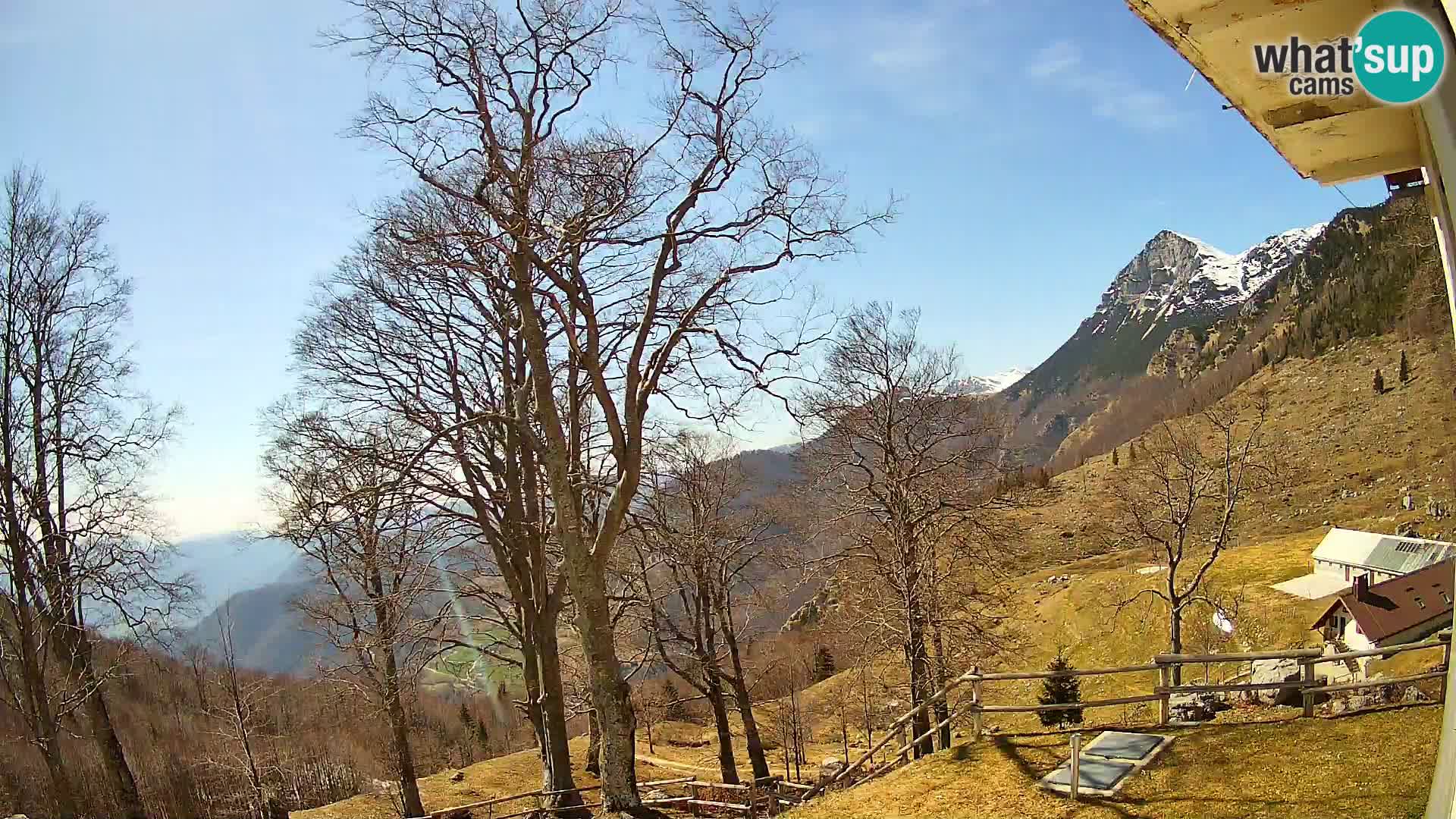 Cámara en vivo de la cabaña de montaña Planina Razor (1315) | vista hacia Tolminski Migovec