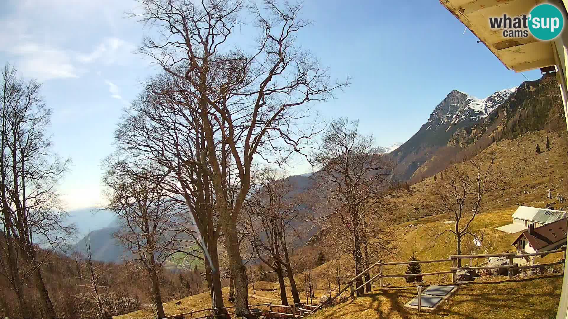 Cámara en vivo de la cabaña de montaña Planina Razor (1315) | vista hacia Tolminski Migovec