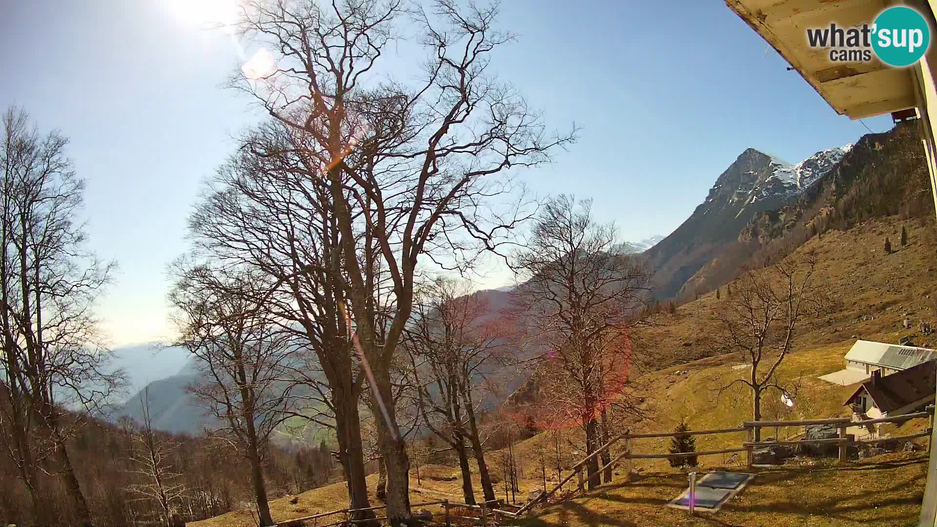 Cámara en vivo de la cabaña de montaña Planina Razor (1315) | vista hacia Tolminski Migovec