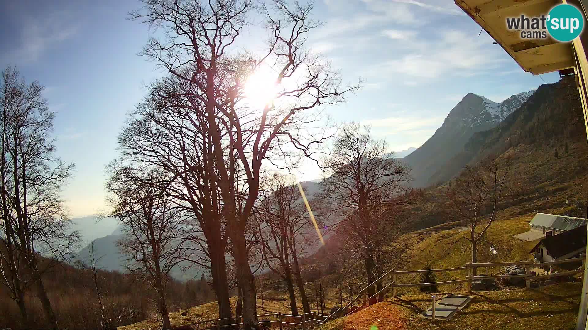 Koča na Planini Razor spletna kamera (1315) | Pogled na Tolminski Migovec