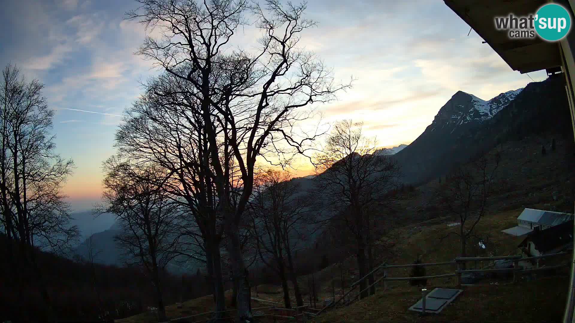 Baita di montagna Planina Razor webcam (1315) | vista su Tolminski Migovec