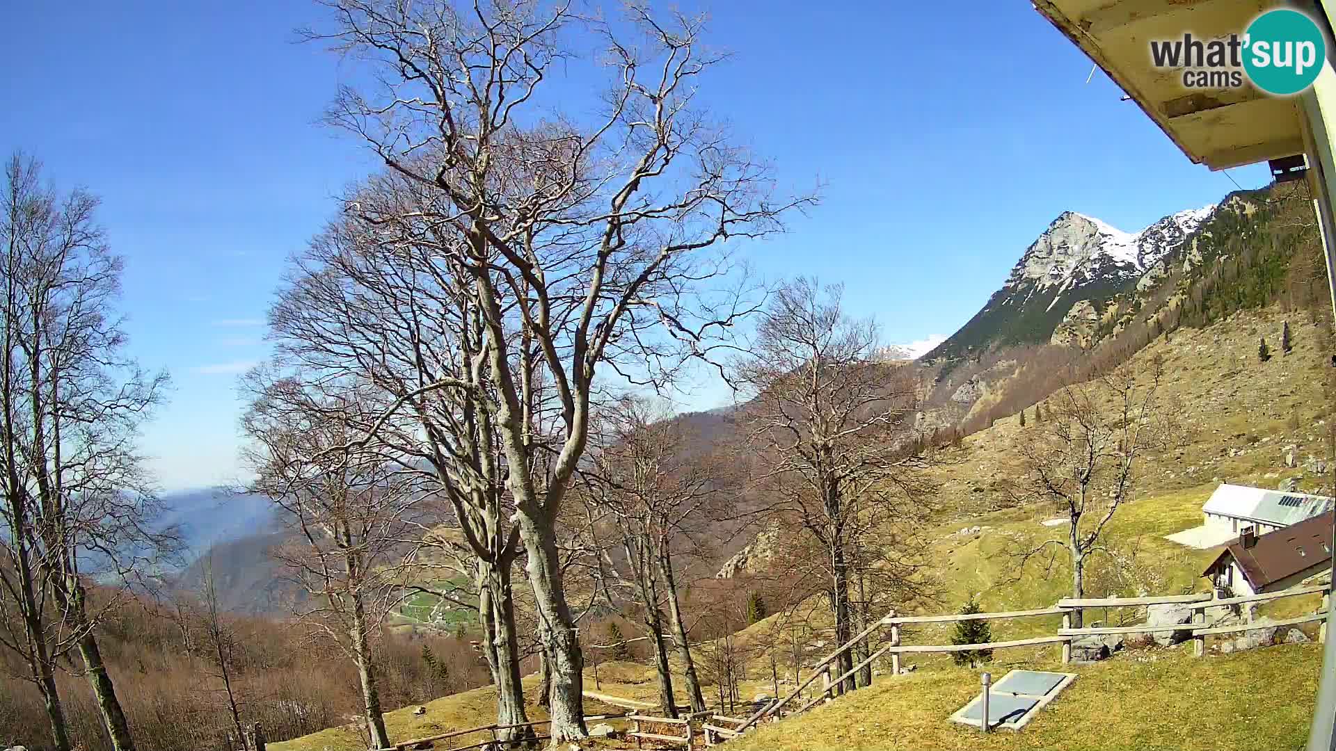 Koča na Planini Razor spletna kamera (1315) | Pogled na Tolminski Migovec