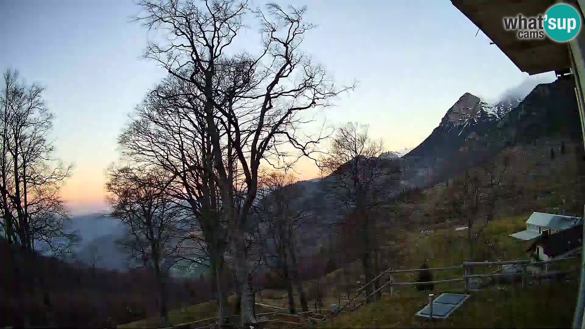 Koča na Planini Razor spletna kamera (1315) | Pogled na Tolminski Migovec