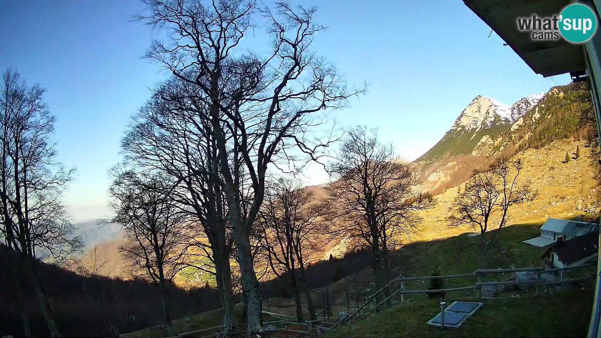 Cámara en vivo de la cabaña de montaña Planina Razor (1315) | vista hacia Tolminski Migovec