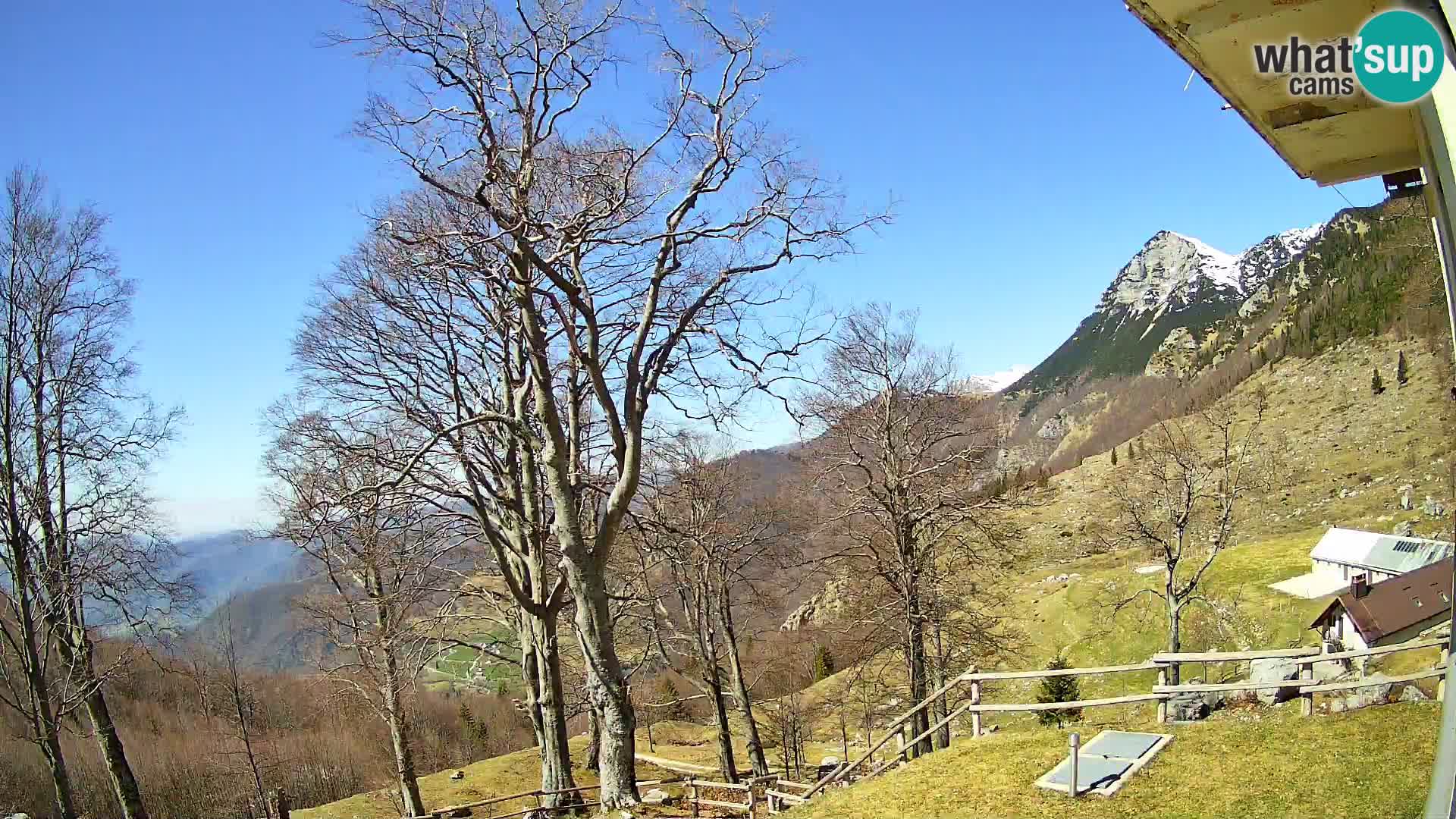 Koča na Planini Razor spletna kamera (1315) | Pogled na Tolminski Migovec