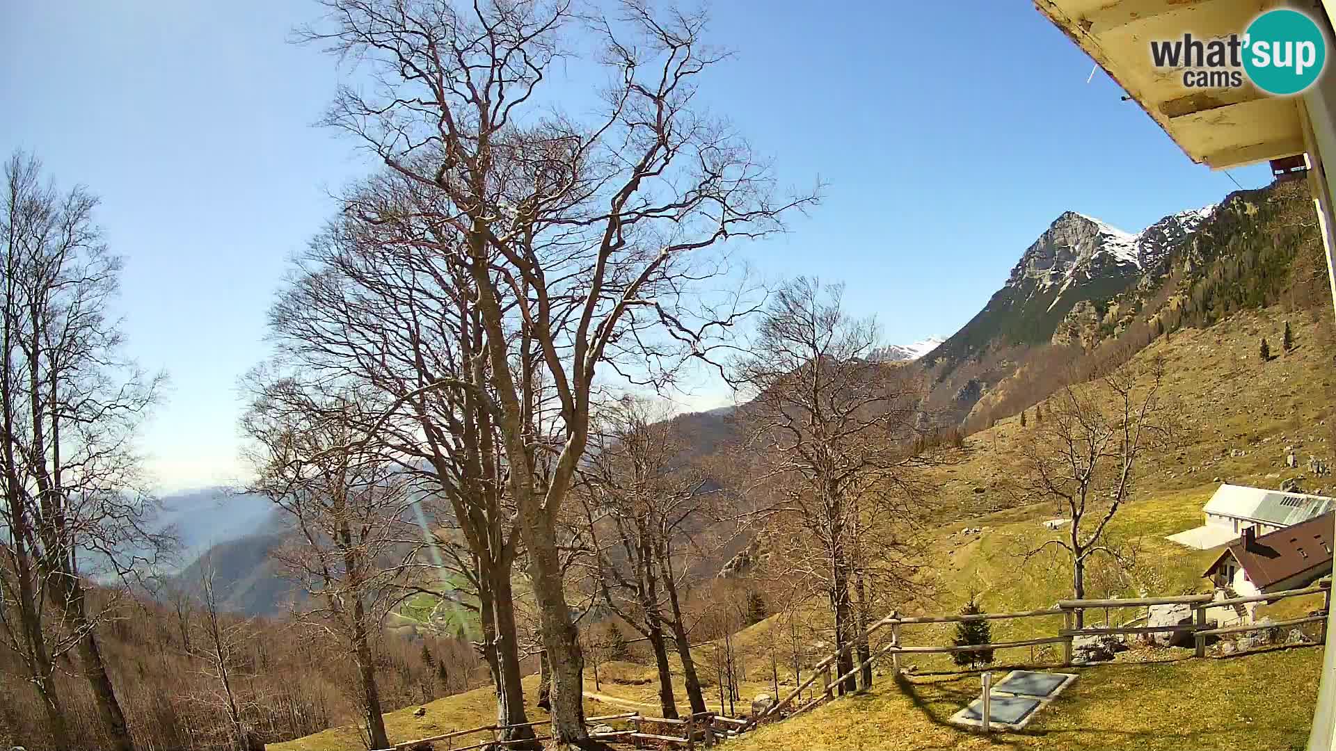 Cámara en vivo de la cabaña de montaña Planina Razor (1315) | vista hacia Tolminski Migovec