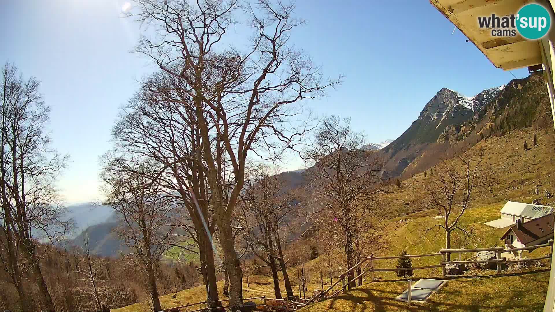 Cámara en vivo de la cabaña de montaña Planina Razor (1315) | vista hacia Tolminski Migovec