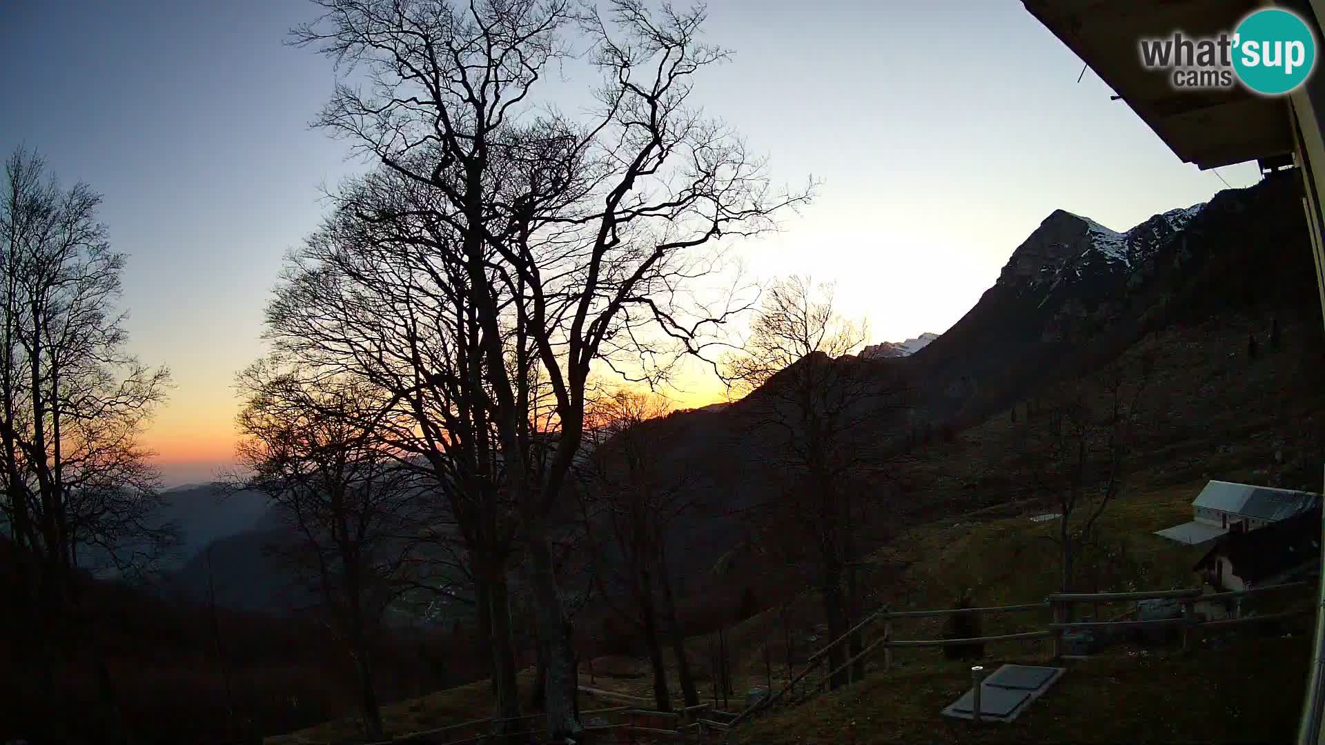 Planina Razor Mountain Hut live cam (1315) | view to Tolminski Migovec