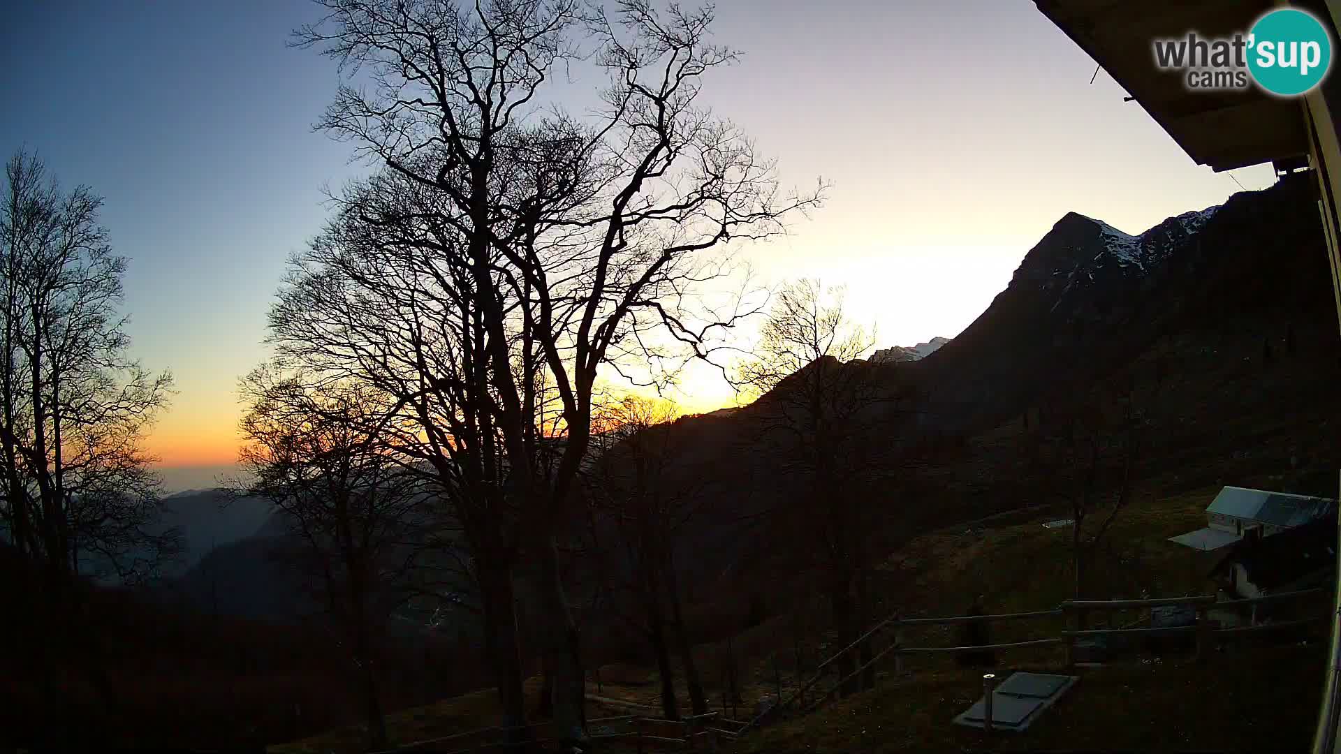 Baita di montagna Planina Razor webcam (1315) | vista su Tolminski Migovec