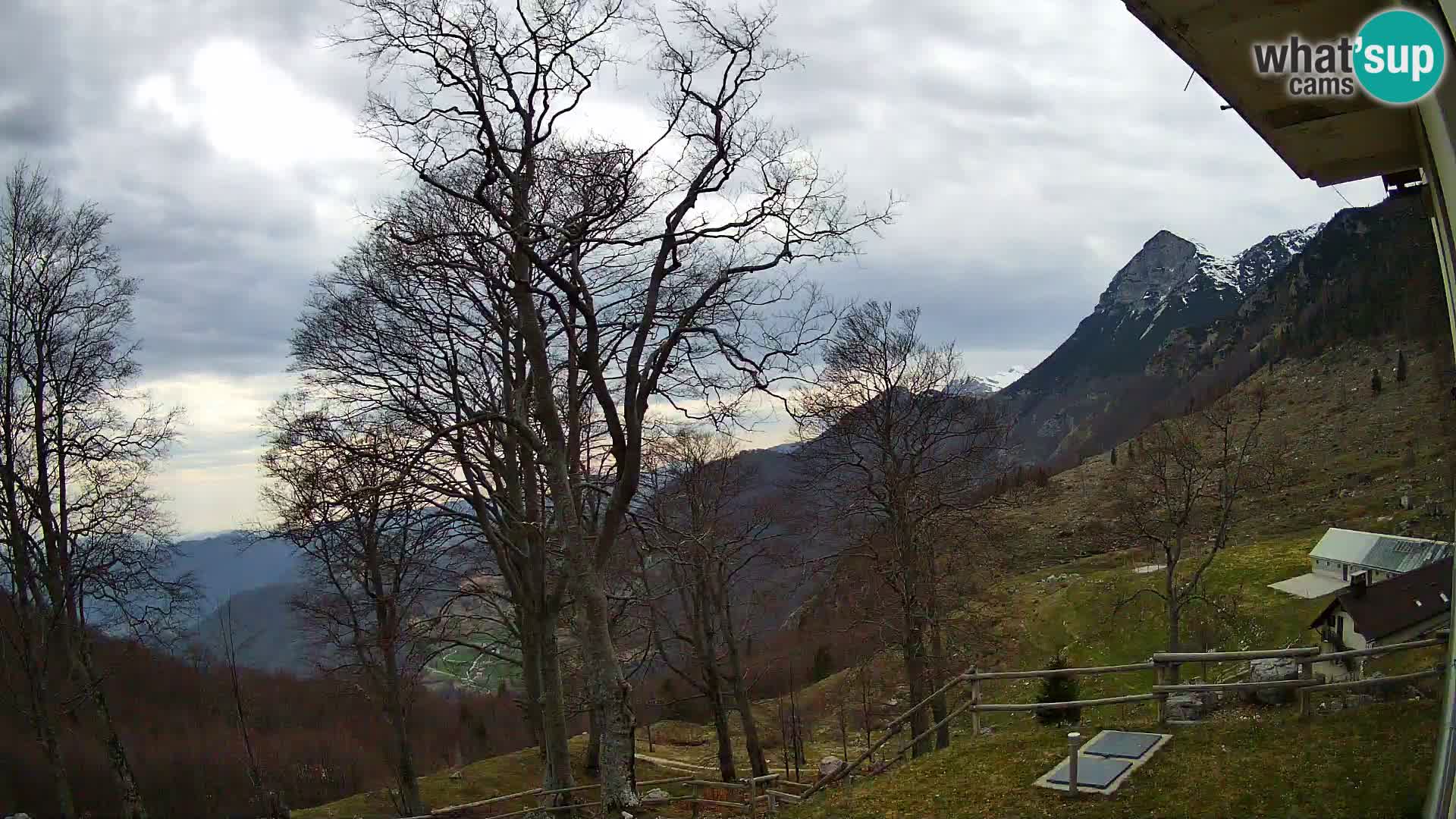 Koča na Planini Razor spletna kamera (1315) | Pogled na Tolminski Migovec