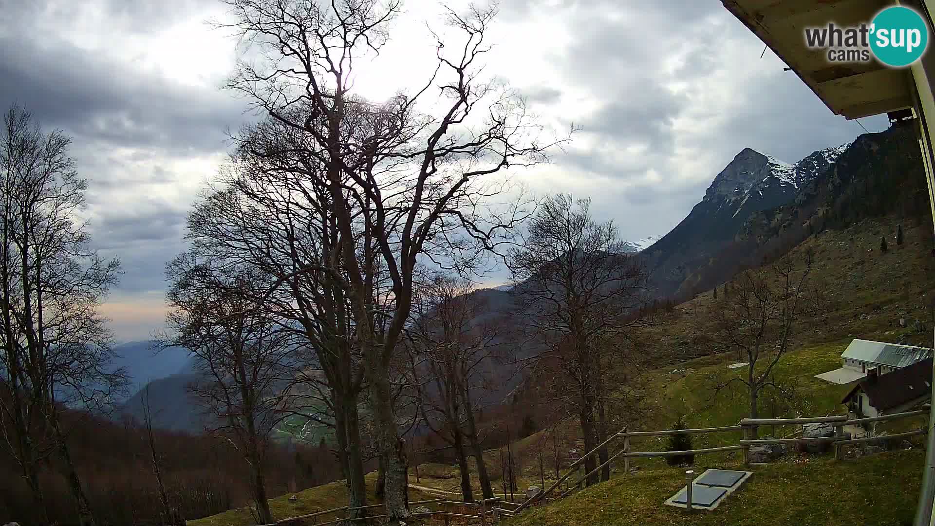 Koča na Planini Razor spletna kamera (1315) | Pogled na Tolminski Migovec