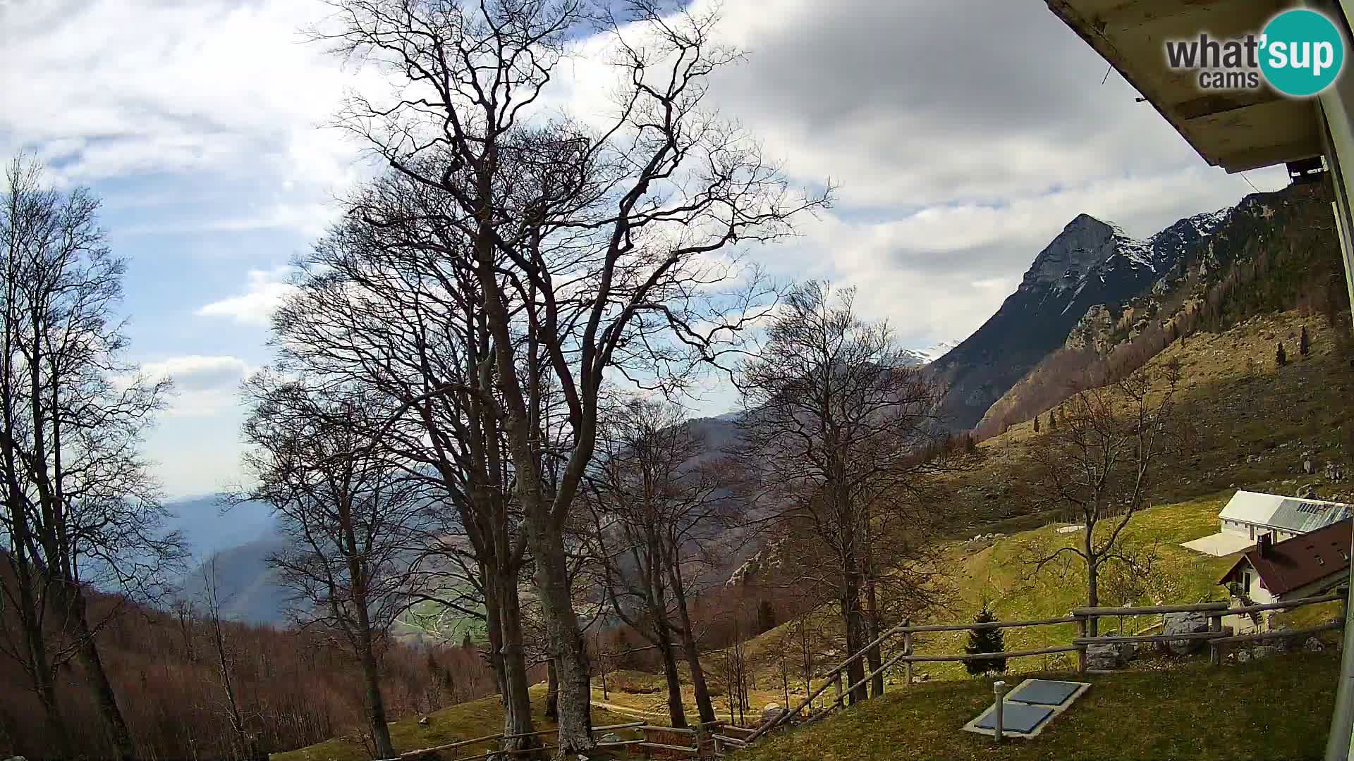 Cámara en vivo de la cabaña de montaña Planina Razor (1315) | vista hacia Tolminski Migovec