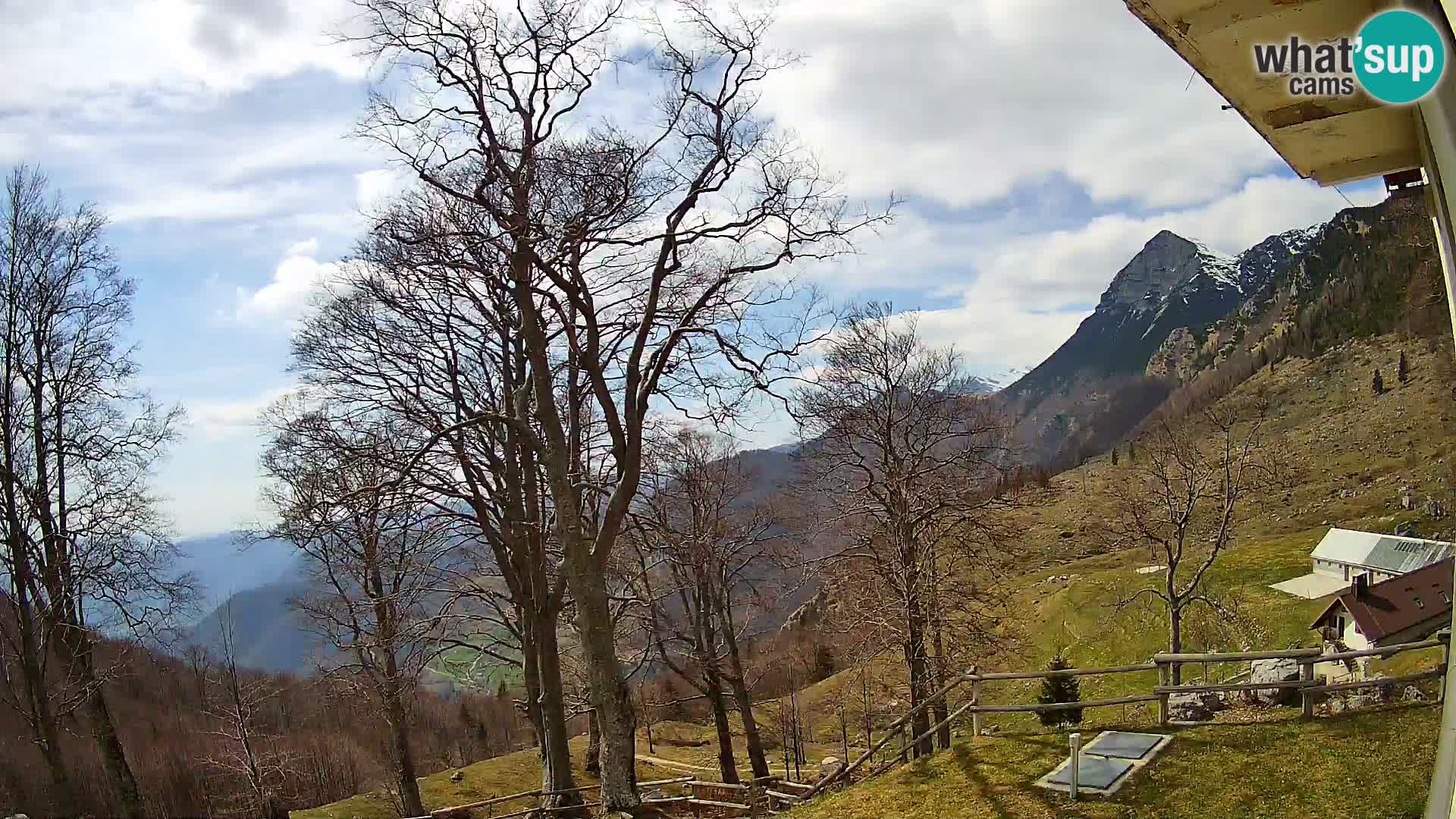 Cámara en vivo de la cabaña de montaña Planina Razor (1315) | vista hacia Tolminski Migovec