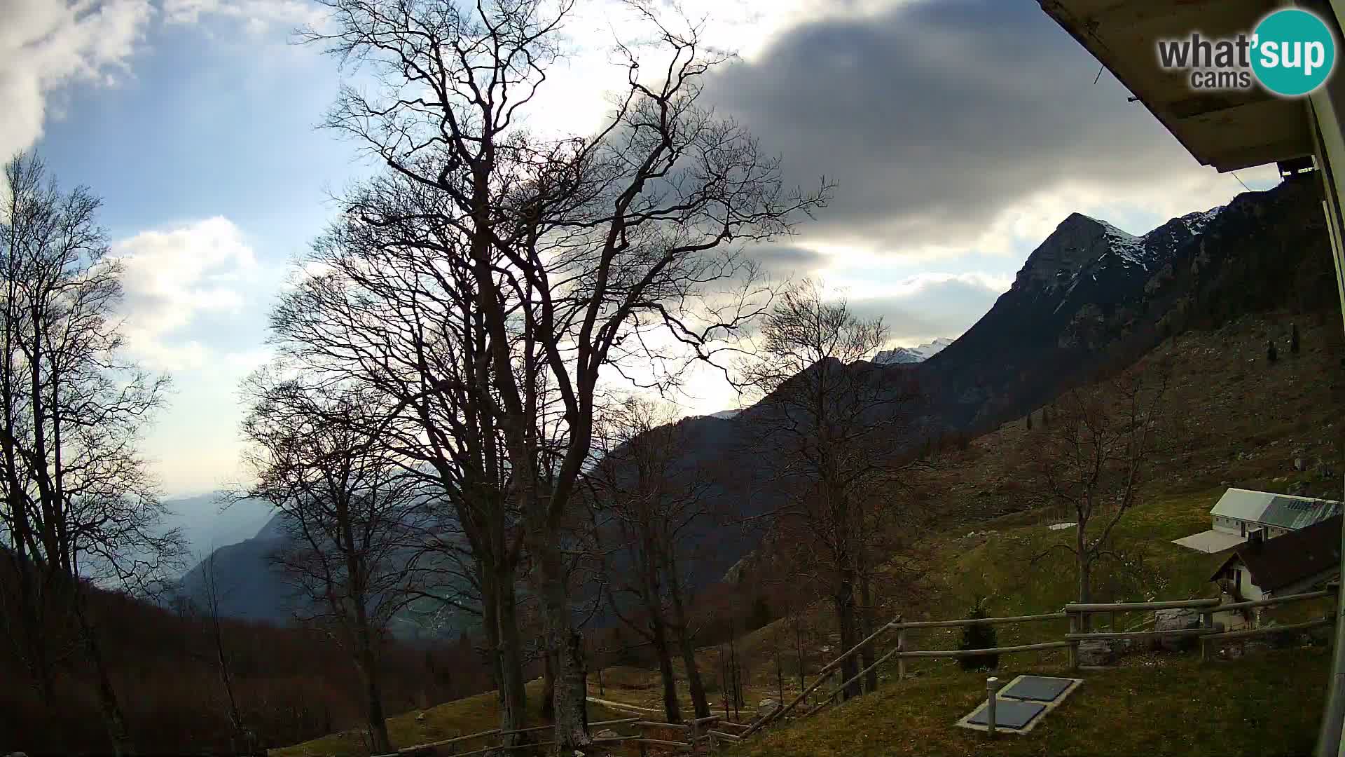 Baita di montagna Planina Razor webcam (1315) | vista su Tolminski Migovec