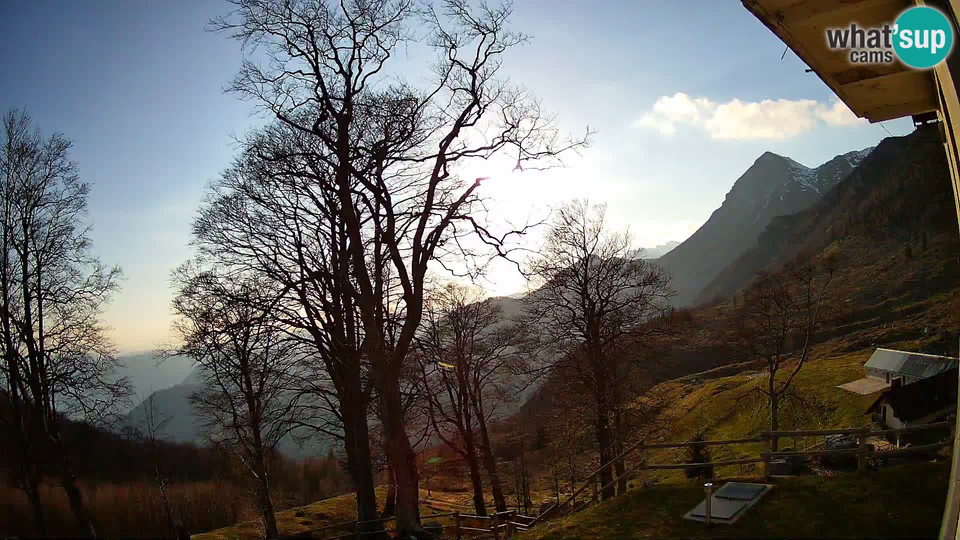 Koča na Planini Razor spletna kamera (1315) | Pogled na Tolminski Migovec