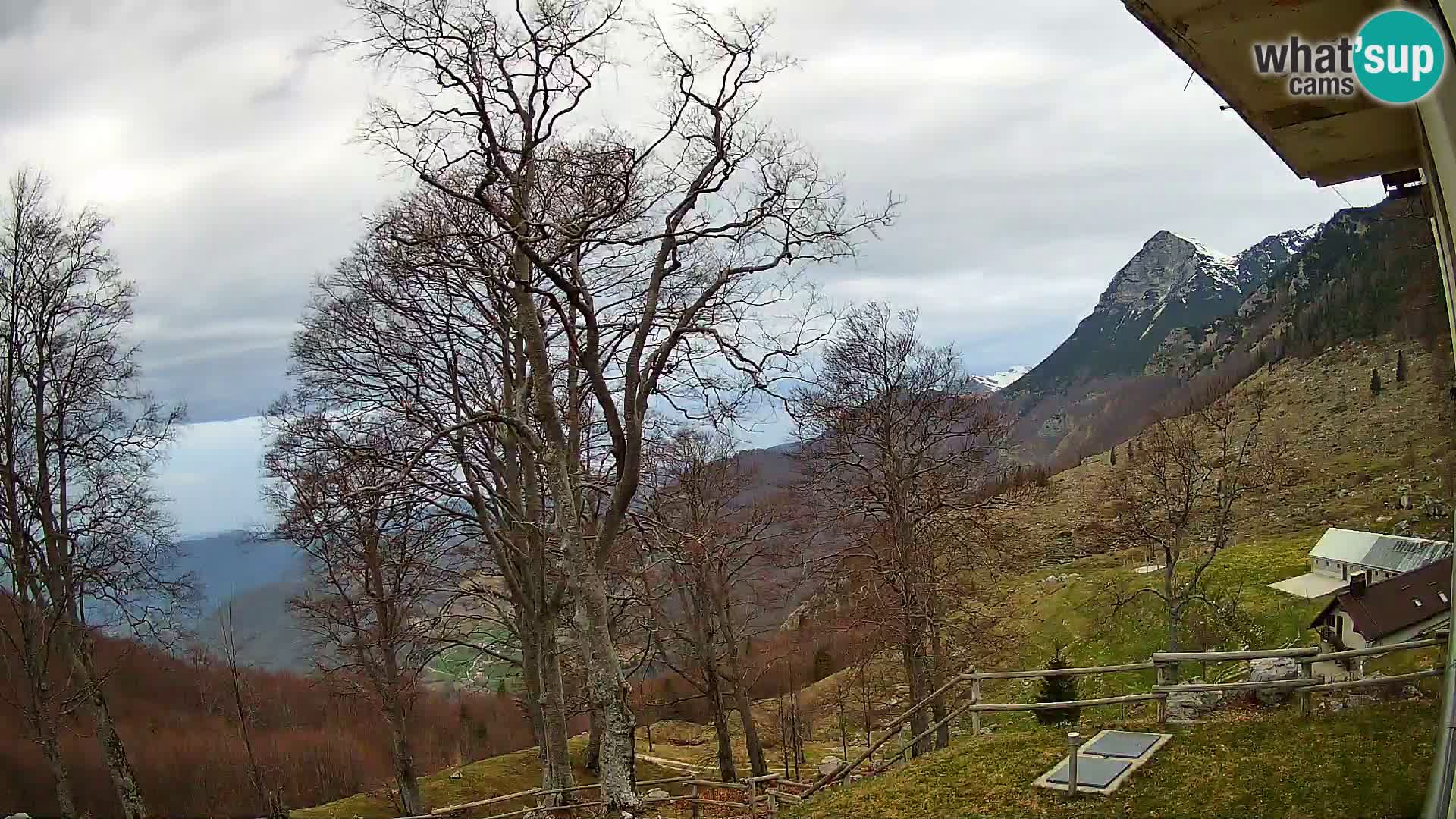 Koča na Planini Razor spletna kamera (1315) | Pogled na Tolminski Migovec