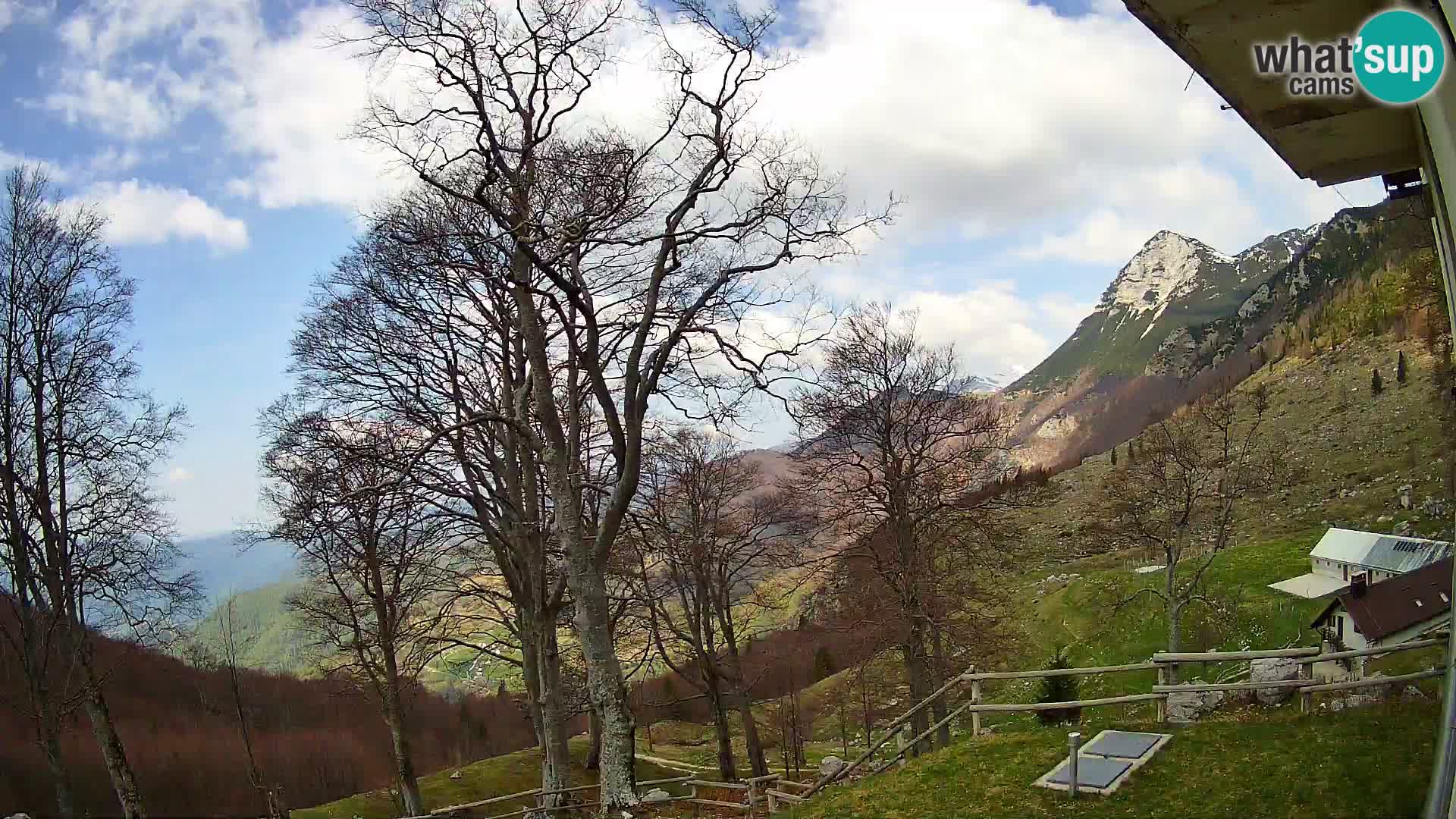 Koča na Planini Razor spletna kamera (1315) | Pogled na Tolminski Migovec
