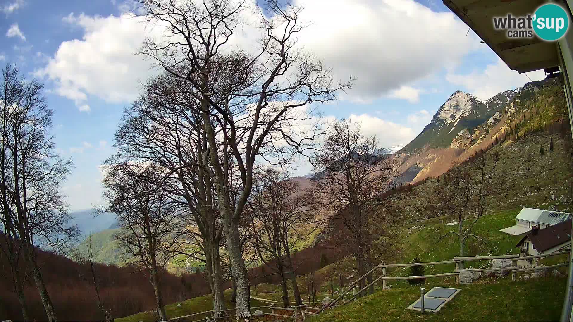 Cámara en vivo de la cabaña de montaña Planina Razor (1315) | vista hacia Tolminski Migovec