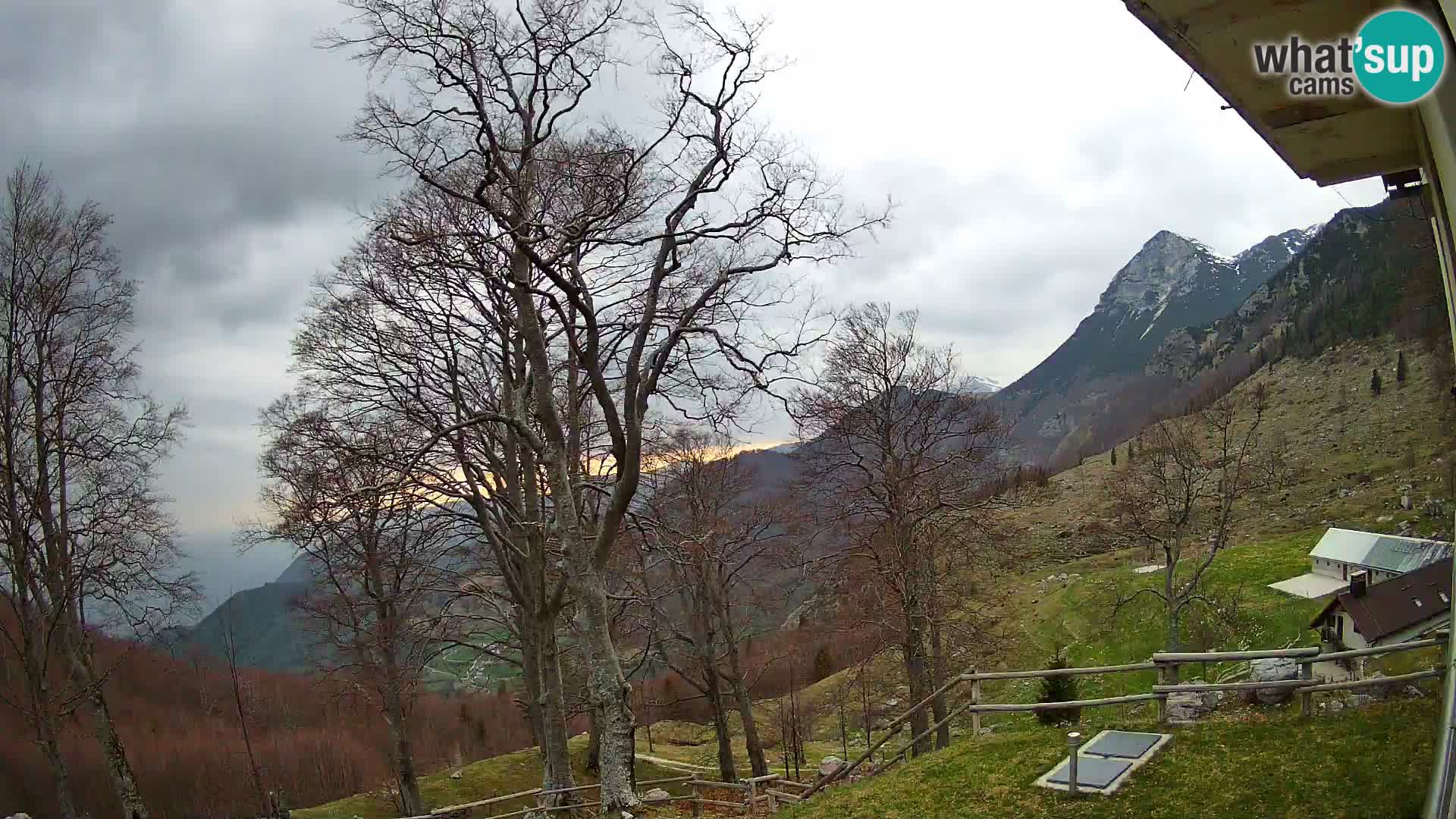 Planinarski dom na planini Razor (1315) | Pogled na Tolminski Migovec