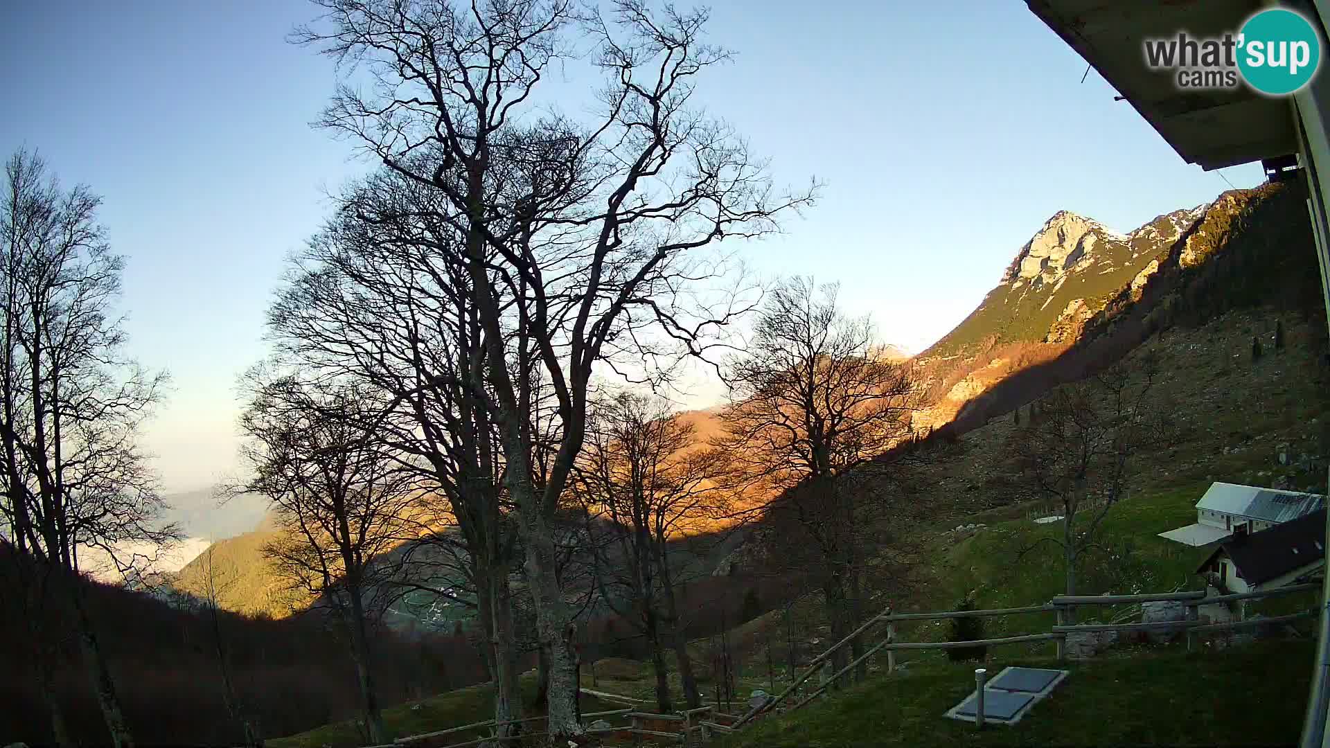 Koča na Planini Razor spletna kamera (1315) | Pogled na Tolminski Migovec