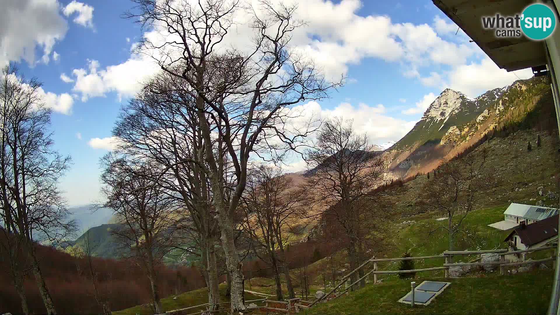 Koča na Planini Razor spletna kamera (1315) | Pogled na Tolminski Migovec