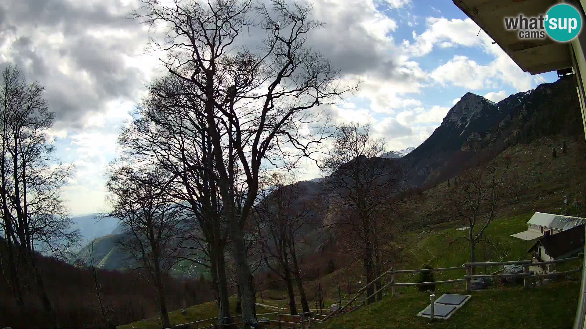 Cámara en vivo de la cabaña de montaña Planina Razor (1315) | vista hacia Tolminski Migovec
