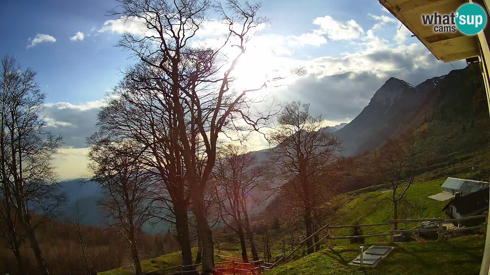 Koča na Planini Razor spletna kamera (1315) | Pogled na Tolminski Migovec