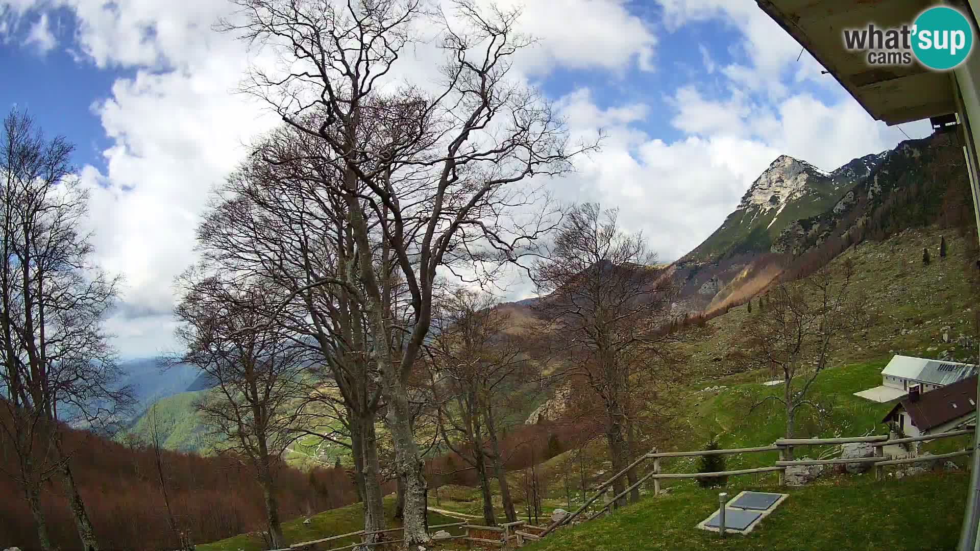 Cámara en vivo de la cabaña de montaña Planina Razor (1315) | vista hacia Tolminski Migovec