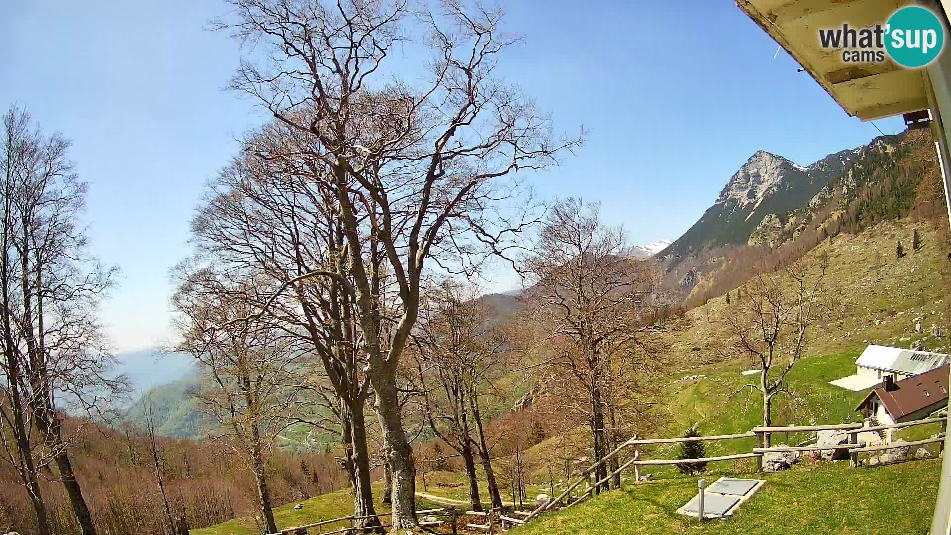 Koča na Planini Razor spletna kamera (1315) | Pogled na Tolminski Migovec