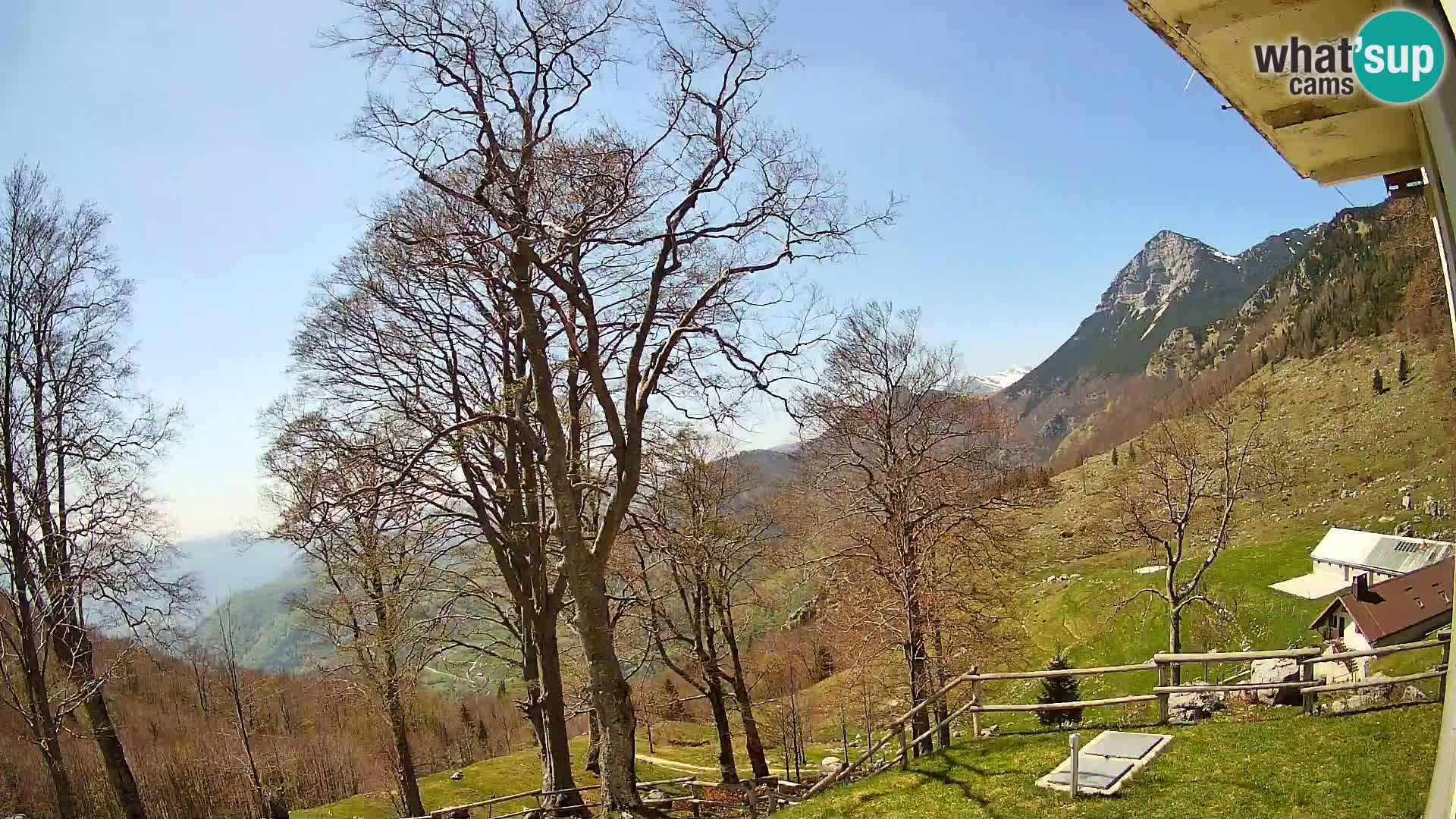 Koča na Planini Razor spletna kamera (1315) | Pogled na Tolminski Migovec